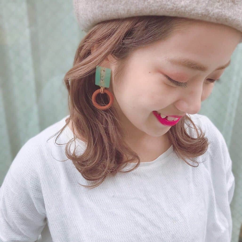 のインスタグラム：「2019年3月14日（木）～3月27日（水）﻿﻿ タピエスタイル期間限定ショップinなんばマルイ﻿﻿ ﻿﻿ イベント出展中のブランドから、﻿『hugglife*』の作品をご紹介します。﻿ 彩り豊かなカラーシェルを閉じ込めた定番の人気アイテムに加え、新作も多数入荷しております。 着用写真のスクエアタイプは、バイカラーにお花やパールが散りばめられた春先の耳元にぴったりのアイテムです。 ※こちらのブランドは3/20までのお取り扱いです。﻿ どうぞお見逃しなく。﻿ ﻿﻿ タピエスタイル期間限定ショップinなんばマルイ ﻿﻿ ブリコラージュ・タピエ﻿﻿ 日程：2019年3月14日（木）～3月27日（水）﻿﻿ 場所：なんばマルイ 3F イベントスペース﻿﻿ アクセス:https://www.0101.co.jp/085/access/﻿﻿ 営業時間：平日・土曜日　11:00～20:30　日曜・祝日　11:00～20:00﻿﻿ https://www.0101.co.jp/085/﻿ ﻿ ﻿ #タピエスタイル #tapiestyle #なんばマルイ #なんば #難波 #ポップアップショップ #期間限定ショップ #handmadeaccessory #ハンドメイドアクセサリー #hugglife」