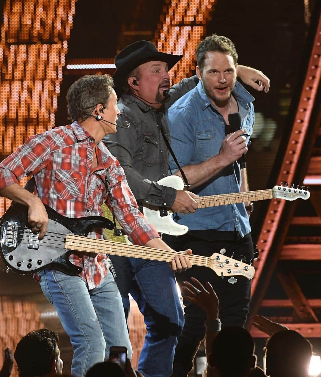 Just Jaredさんのインスタグラム写真 - (Just JaredInstagram)「@prattprattpratt joins @garthbrooks for a surprise performance at the #iHeartRadioMusicAwards! Watch on JustJared.com. #ChrisPratt #GarthBrooks Photo: Getty」3月15日 11時54分 - justjared