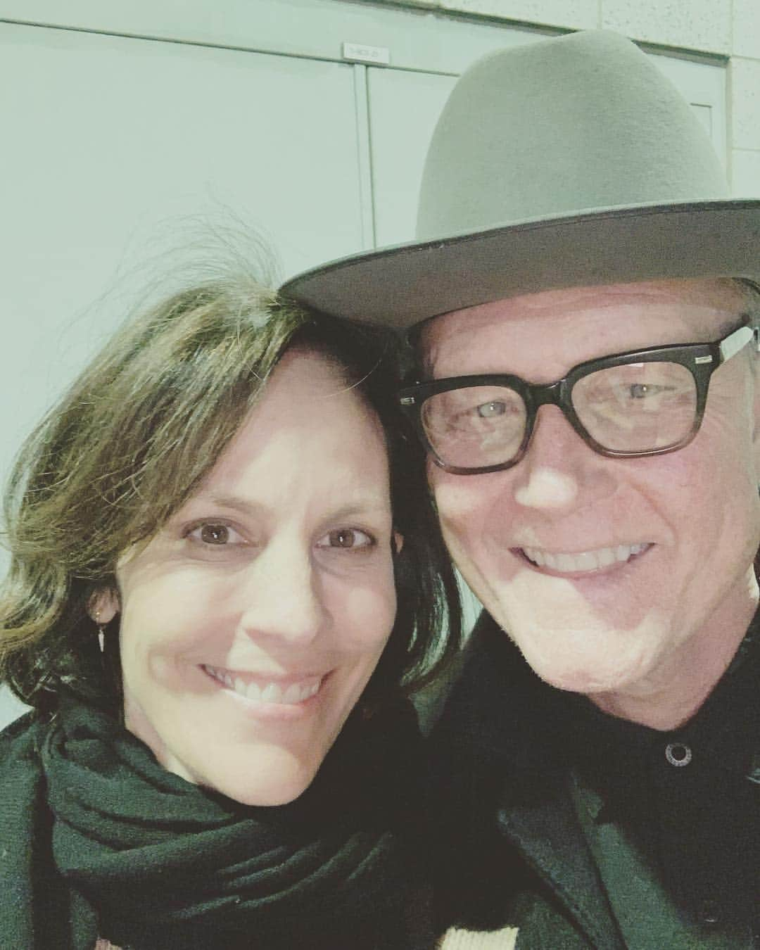 アナベス・ギッシュさんのインスタグラム写真 - (アナベス・ギッシュInstagram)「Reunited and it feels so good! #peaches&herb #reyes&doggett #xfiles #horrorhound #johnica」3月15日 11時48分 - annabeth_gish