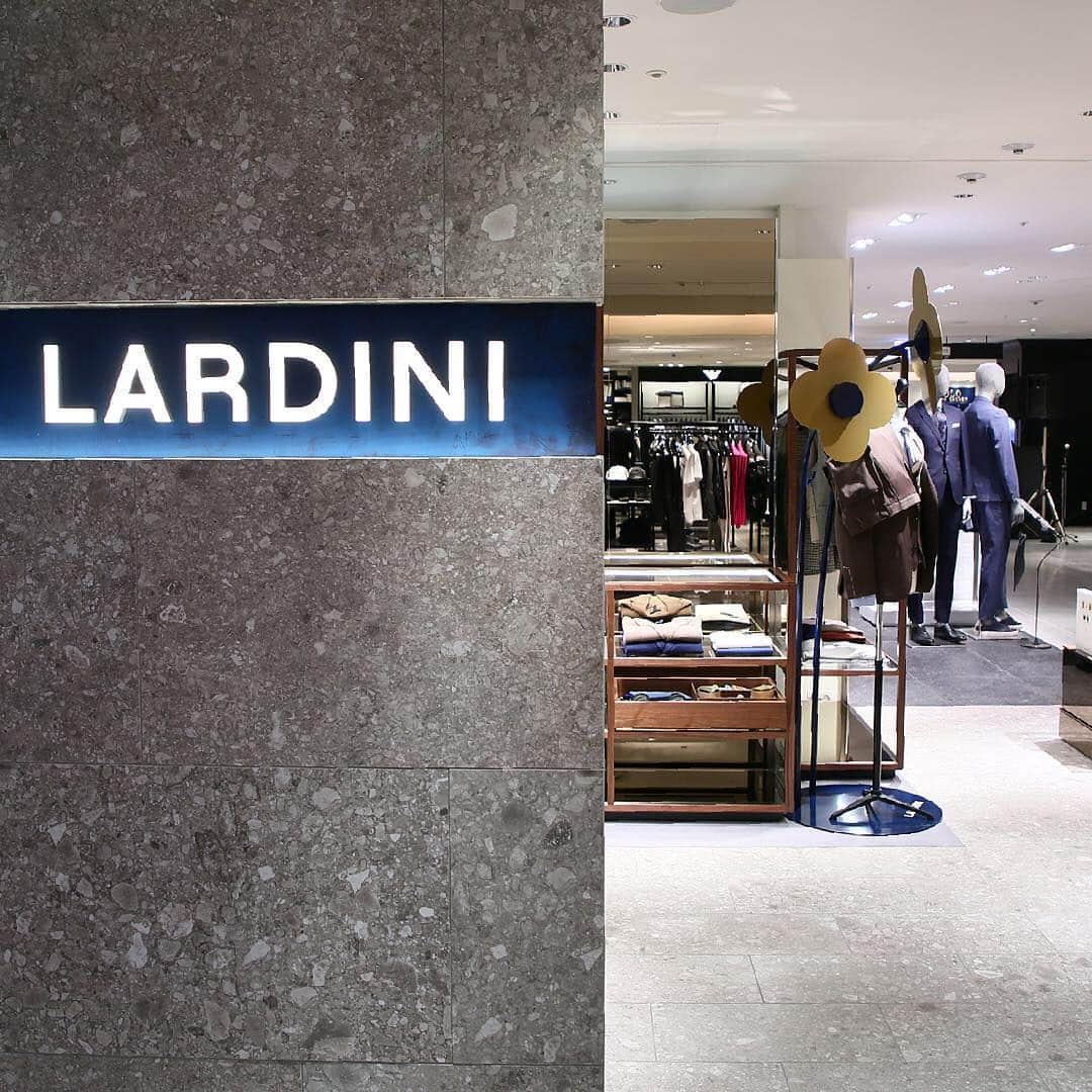 ストラスブルゴさんのインスタグラム写真 - (ストラスブルゴInstagram)「【本日 3月15日(金) LARDINI 阪急メンズ東京 オープン】 本日、日本国内初のショップインショップであるLARDINI 阪急メンズ東京をオープンいたしました。  オープンを記念して特別な商品もご用意しております。皆様のご来店、心よりお待ち申し上げております。 【店舗情報】  LARDINI 阪急メンズ東京 住所：〒100-8488 東京都千代田区有楽町2丁目5番1号 4階 営業時間：11:00～20:00  電話番号：03-6252-5361  @strasburgomens @lardiniofficial @lardini_jp_official  @hankyu_mens_tokyo #strasburgo #lardini #lardinitokyo #lardinihankyumenstokyo #lardinitokyostore #hankyumens #hankyu #fashion #mensfashion #mensuitstyle #mensstyle #menswear #shopinshop #ストラスブルゴ #ファッション #メンズウェア #阪急メンズ #阪急メンズ東京 #有楽町 #ラルディーニ #ラルディーニ東京 #オープン #リニューアルオープン #スーツ #ジャケット #シャツ #ブートニエール #先行販売 #限定」3月15日 11時49分 - strasburgo_mens_official