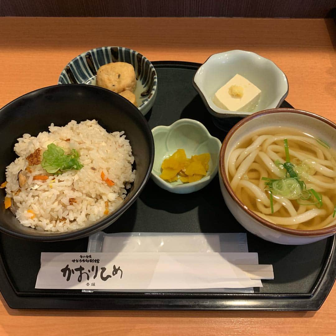 くろさんのインスタグラム写真 - (くろInstagram)「鯛めしとミニうどん🥢880円 #鯛めしとミニうどん #鯛めし定食 #鯛めし #ミニうどん #NoUdonNoLife #かおりひめ #香媛 #香川愛媛せとうち旬彩館 #せとうち旬彩館 #新橋ランチ」3月15日 11時52分 - m6bmw