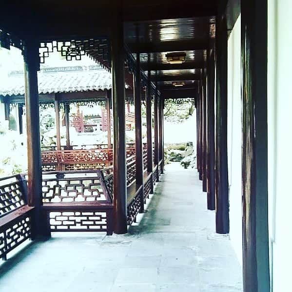 美ら島Travel のインスタグラム：「中国浙江省杭州市ある西湖の亭の一つです。 「曲院風荷」というところで、「西湖十景」の一つです。 西湖は世界文化遺産に認定されていて、一周は15キロとなっています。 歩いて回るのはちょっとしんどい距離ですね。  #china　#lovechina　#lovetravel　#travel　#family　#中国　#浙江省　#杭州市　#西湖　#曲院風荷　#文化　#世界文化遺産　#異文化　#西湖十景　#異文化交流　#海外旅行　#一人旅　#旅行　#旅行女子　#旅女子　#旅好き　#旅行好きな人と繋がりたい　#観光　#中国旅行　#中国観光」