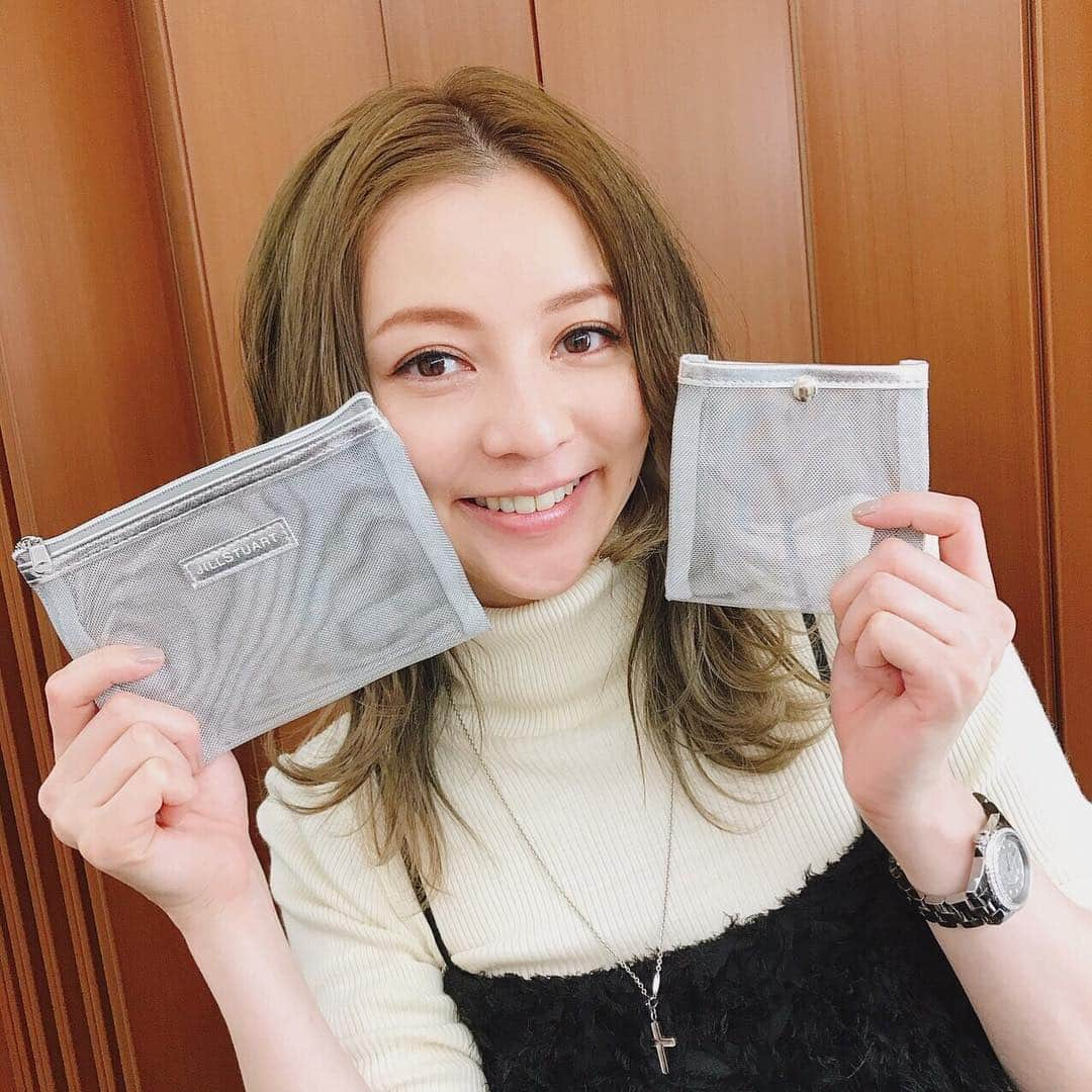 GINGERさんのインスタグラム写真 - (GINGERInstagram)「GINGER4月号付録、ジルスチュアートのメッシュポーチはもうGETした❓ この写真はたまたまモアレちゃってるけど🤣高見えシルバーがいい感じです✨ 香里奈パイセンにも喜んでいただけました💕（笑） #gingermagazine  #香里奈 #オフショット #付録 #GINGER4月号 #jillstuartbeauty  #シルバーメッシュコスメポーチ  #ginger #ジンジャー #gingerweb」3月15日 11時56分 - ginger_magazine