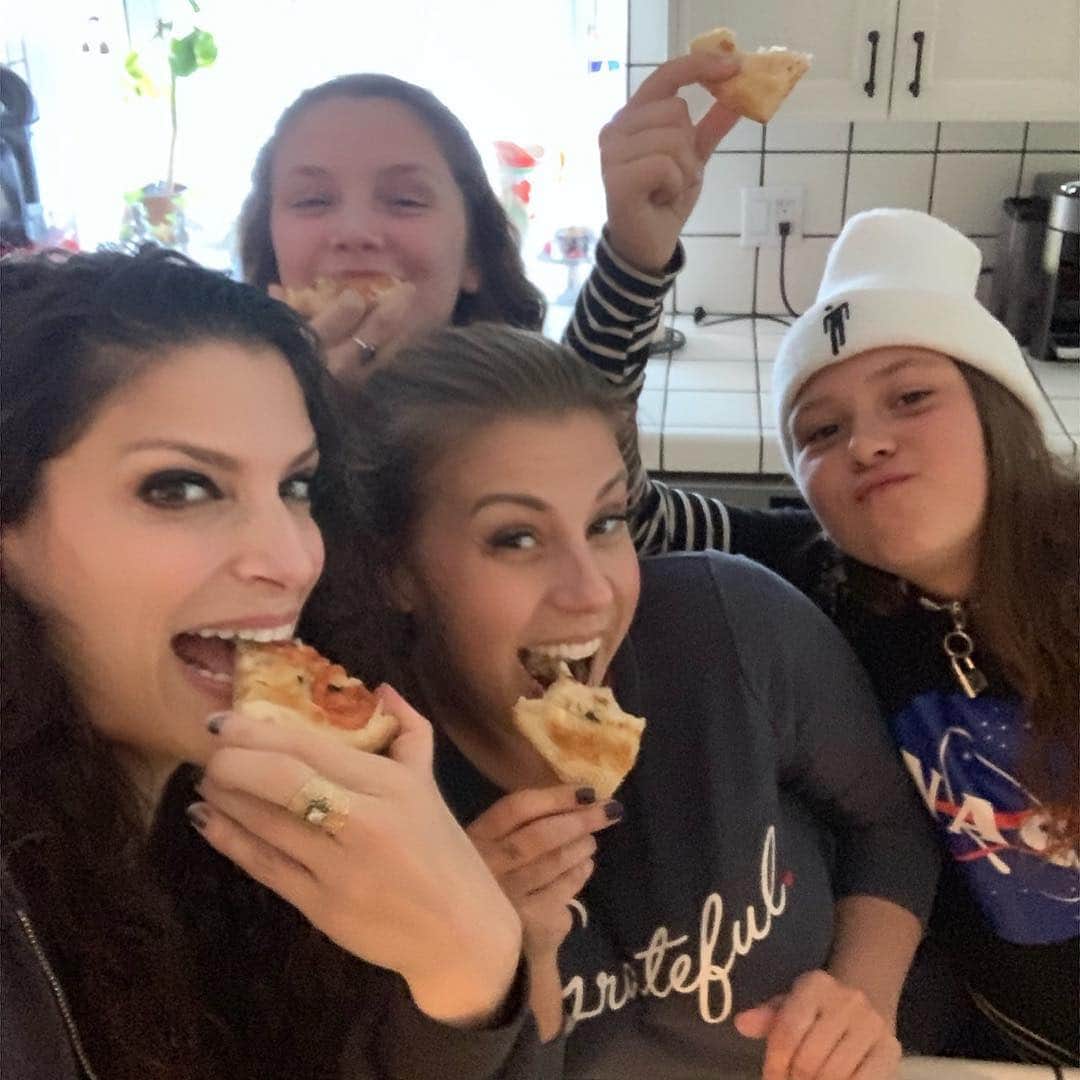 ジョディ・スウィーティンさんのインスタグラム写真 - (ジョディ・スウィーティンInstagram)「Just celebrating Pi Day with @theceliabehar and our girl gang and eating an irrational amount of  @zuppardisapizza #momlife #toomuchpizza」3月15日 11時56分 - jodiesweetin