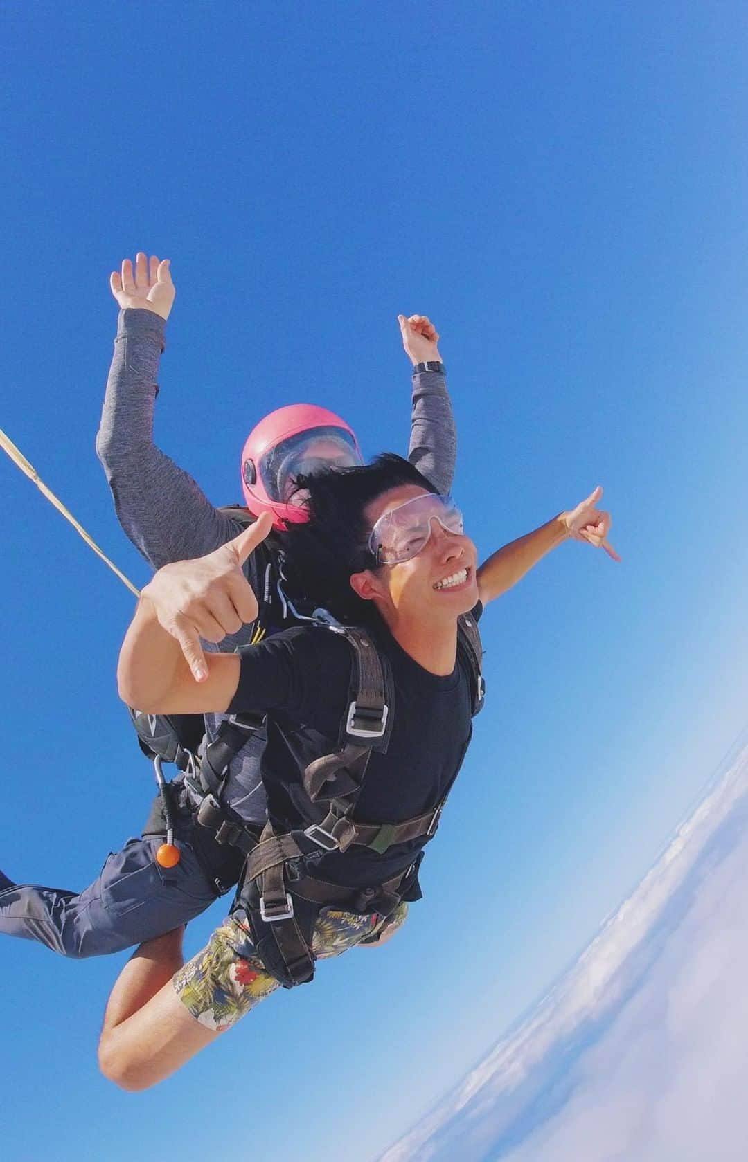 森光のインスタグラム：「Sooooooo excited✈️experience the thrill of skydiving🌎video ver. -----✈︎-----⚓︎-----✈︎-----⚓︎ #スカイダイビング #ノースショア #船医 #世界一周 #地球一周 #ハワイ #ハワイ旅行 #ホノルル #ワイキキ  #オアフ島 #skydivehawaii #skydiving #trip #shipdoctor #roundtheworld #hawaii #honolulu #waikiki #northshore #oahu #america #landscape #instagood #instalike #follow #followme #フォローミー #catlove #catlover」