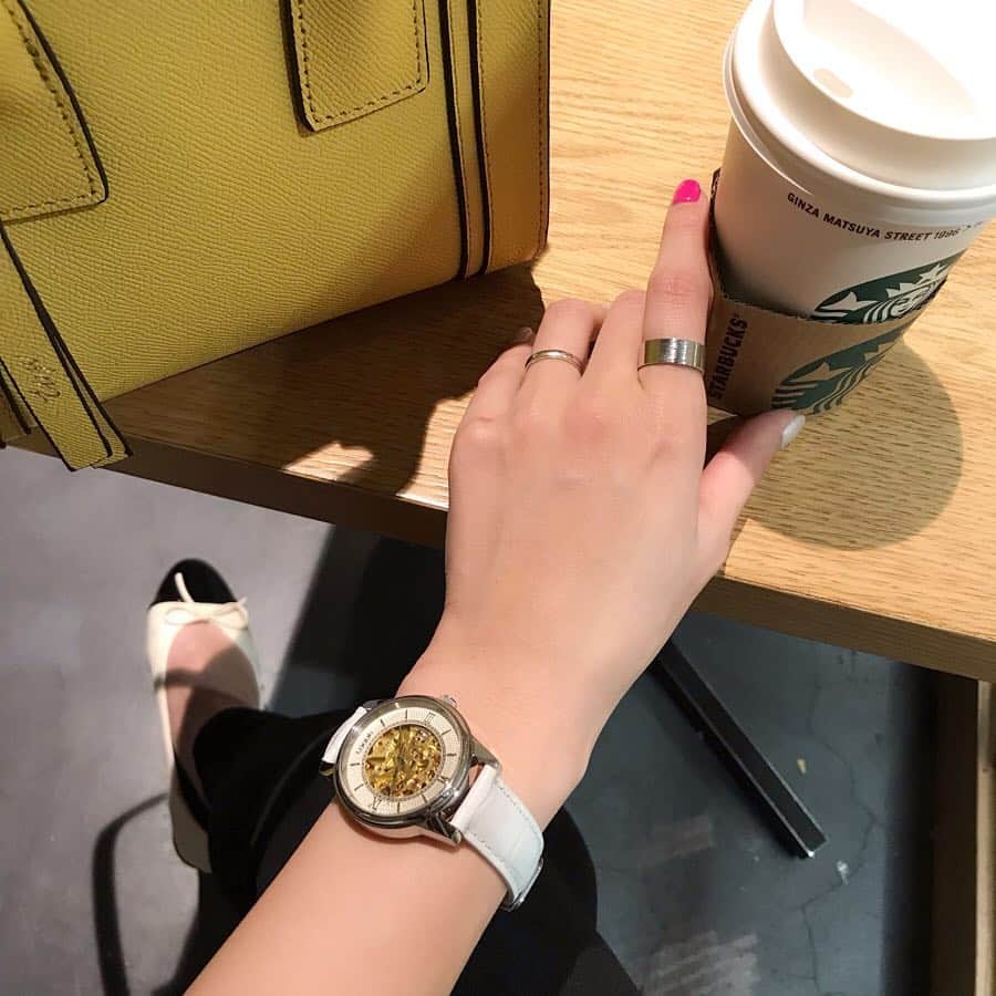 haruru0724さんのインスタグラム写真 - (haruru0724Instagram)「#watch . . newinした腕時計は またまた大好きな @loborjapan ❤︎ . . スケルトンは二個目だけど、 前のは大き目フェイスで、 今回は以前よりも小さめの35mm♡ なので、女性にはとっても使いやすい😍 すごく可愛くて、 お友達にも褒められました✨ . . 今日3/15より フリークスストアと、 日本公式ショップで、 先行販売されるよ！！ 是非チェックしてみてね♡ . . 10%オフのクーポンコード→haruru0312 是非お使い下さい！ . . . #ロバー #時計 #腕時計 #lobor #フリークスストア #freaksstore #ママコーデ #ママファッション #手元くら部 #手元倶楽部 #手元 #手元コーデ #手元くらぶ #大人カジュアル #シンプルコーデ #カジュアルコーデ #きれいめコーデ #大人可愛い #mamagirl #locari #カフェ #カフェ好き #カフェ巡り #cafe巡り #スタバ #スターバックス #東京カフェ #おしゃれさんと繋がりたい #haruru0724_watch」3月15日 11時58分 - haruru0724