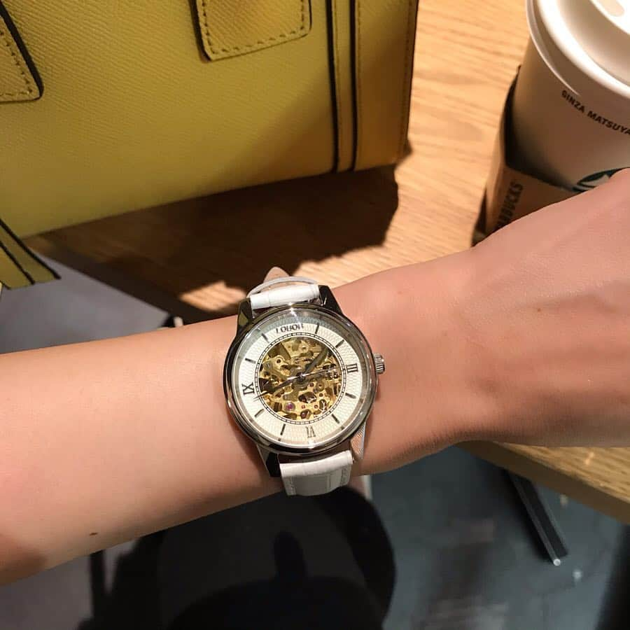 haruru0724さんのインスタグラム写真 - (haruru0724Instagram)「#watch . . newinした腕時計は またまた大好きな @loborjapan ❤︎ . . スケルトンは二個目だけど、 前のは大き目フェイスで、 今回は以前よりも小さめの35mm♡ なので、女性にはとっても使いやすい😍 すごく可愛くて、 お友達にも褒められました✨ . . 今日3/15より フリークスストアと、 日本公式ショップで、 先行販売されるよ！！ 是非チェックしてみてね♡ . . 10%オフのクーポンコード→haruru0312 是非お使い下さい！ . . . #ロバー #時計 #腕時計 #lobor #フリークスストア #freaksstore #ママコーデ #ママファッション #手元くら部 #手元倶楽部 #手元 #手元コーデ #手元くらぶ #大人カジュアル #シンプルコーデ #カジュアルコーデ #きれいめコーデ #大人可愛い #mamagirl #locari #カフェ #カフェ好き #カフェ巡り #cafe巡り #スタバ #スターバックス #東京カフェ #おしゃれさんと繋がりたい #haruru0724_watch」3月15日 11時58分 - haruru0724