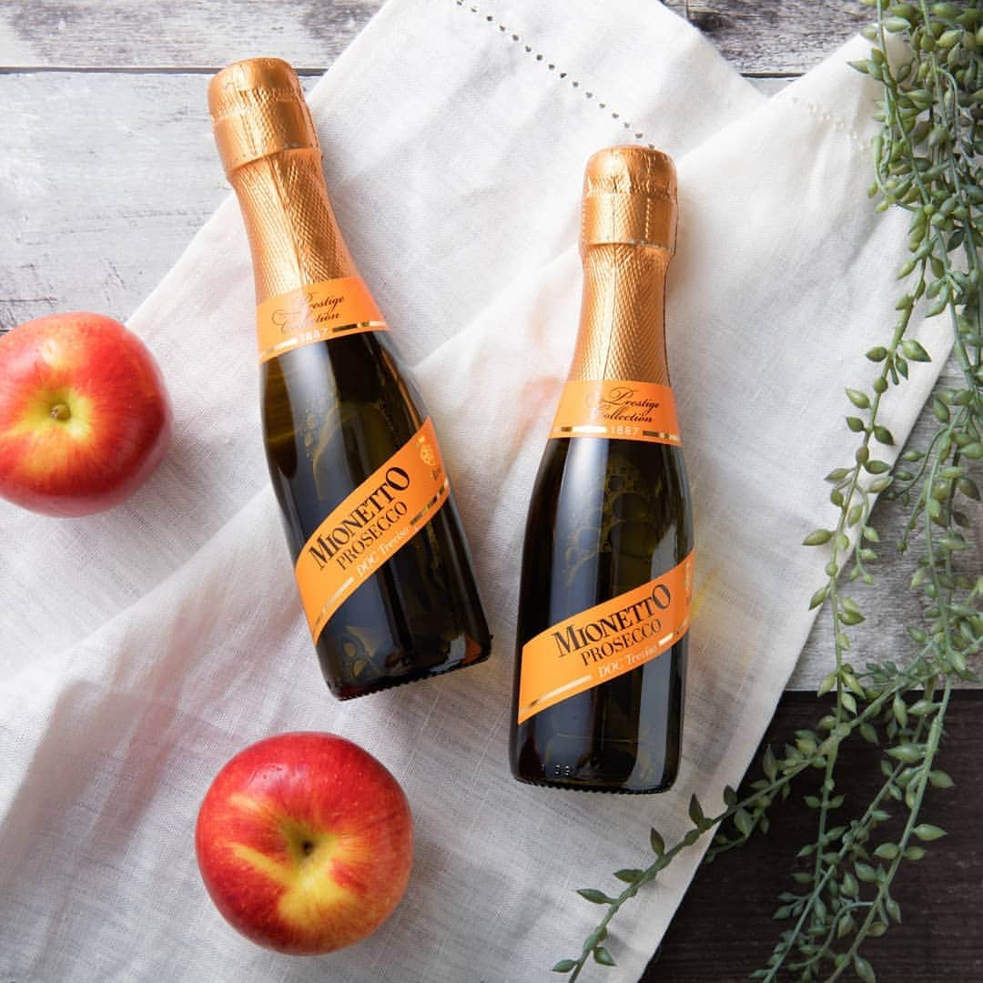Mionettoのインスタグラム：「▶ミオネットは世界No.1プロセッコのスパークリングワインです🍾 —————————————————————— . 新しく仲間入りした ちいさな#ミオネット 。 . お馴染みレギュラーボトルの およそ1/3ほどの大きさの200mlボトル。 . 飲みきりサイズなので、 気軽に#スパークリングワイン を楽しんでいただけます♪ . . #mionetto #ワイン #イタリア #フルーティー」