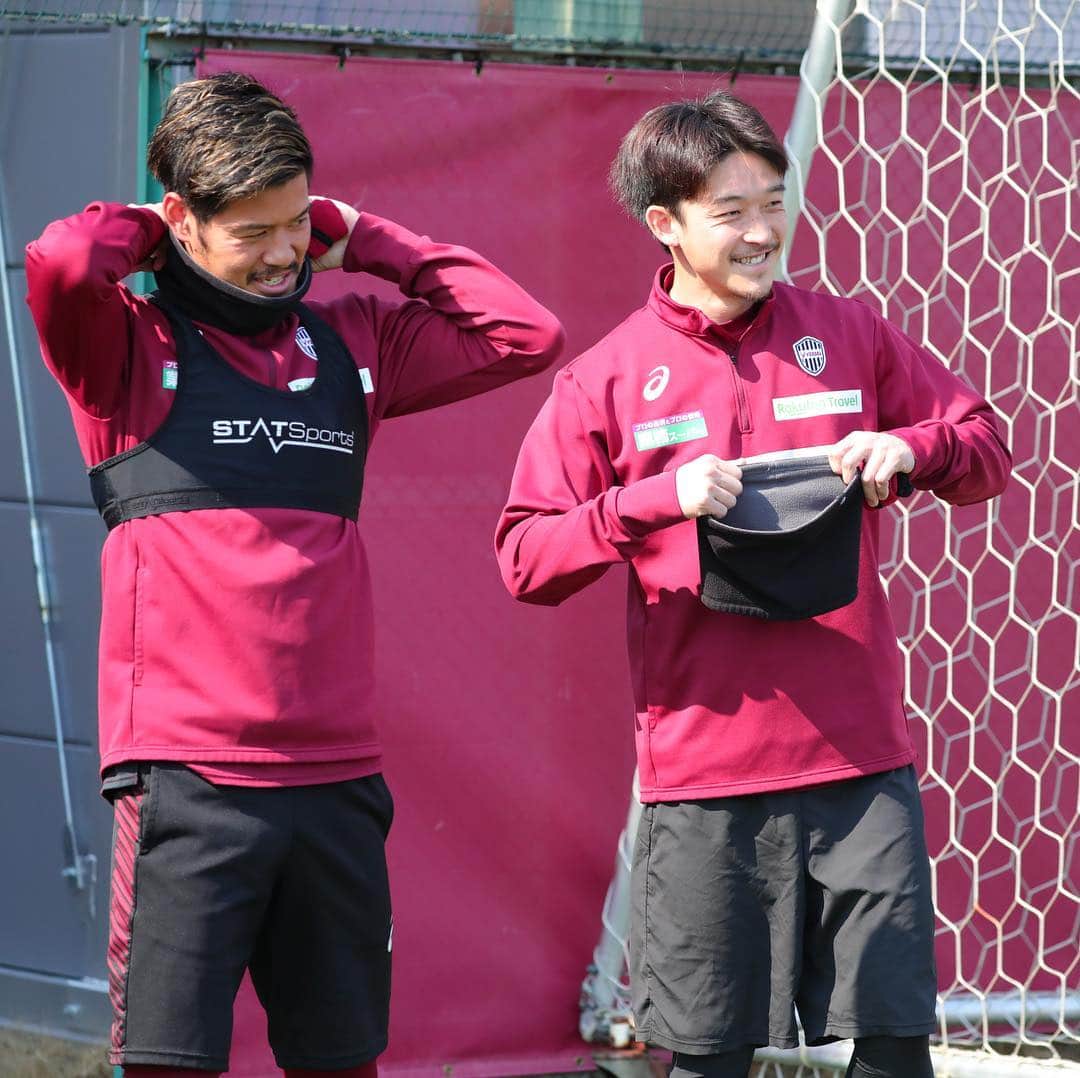 ヴィッセル神戸さんのインスタグラム写真 - (ヴィッセル神戸Instagram)「日本代表に選出された二人。まずは日曜日の清水戦に向けて練習です！ #Vissel’s Japanese national team duo. The focus for now is Sunday’s match against Shimizu! . #visselkobe #ヴィッセル神戸 #WeAreKobe #jleague #jリーグ #一致団結 #西大伍 #山口蛍」3月15日 12時11分 - visselkobe