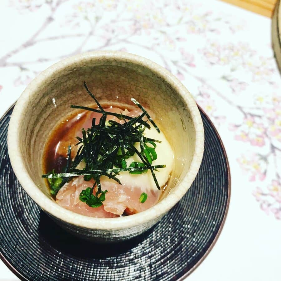 前田典子さんのインスタグラム写真 - (前田典子Instagram)「#焼き鳥 ❤️ #七鳥目 #行ってきました #ミシュランの星 を獲得した ⭐️ #美味しかった😋 #何回も美味しい〜〜❣😍️言いました #大満足❤️ の #お任せコース は 季節の先付け 自家製レバーパテ 串焼き8本 季節の野菜口替わり 自家製厚揚げ 本日の一品 〆物 スープ  写真１枚目はせせり  #名物レモンサワー 🍋 は レモン沢山🍋🍋🍋🍋 #うずらよりちょっと大っきめエルフランスの半熟串 半熟加減が絶妙👍味付けもいい #〆は玉子かけごはん 🍚💛にした 親子丼もあるよー😋 #また行きたい❣️ #マエノリグルメ」3月15日 12時04分 - maenorichang