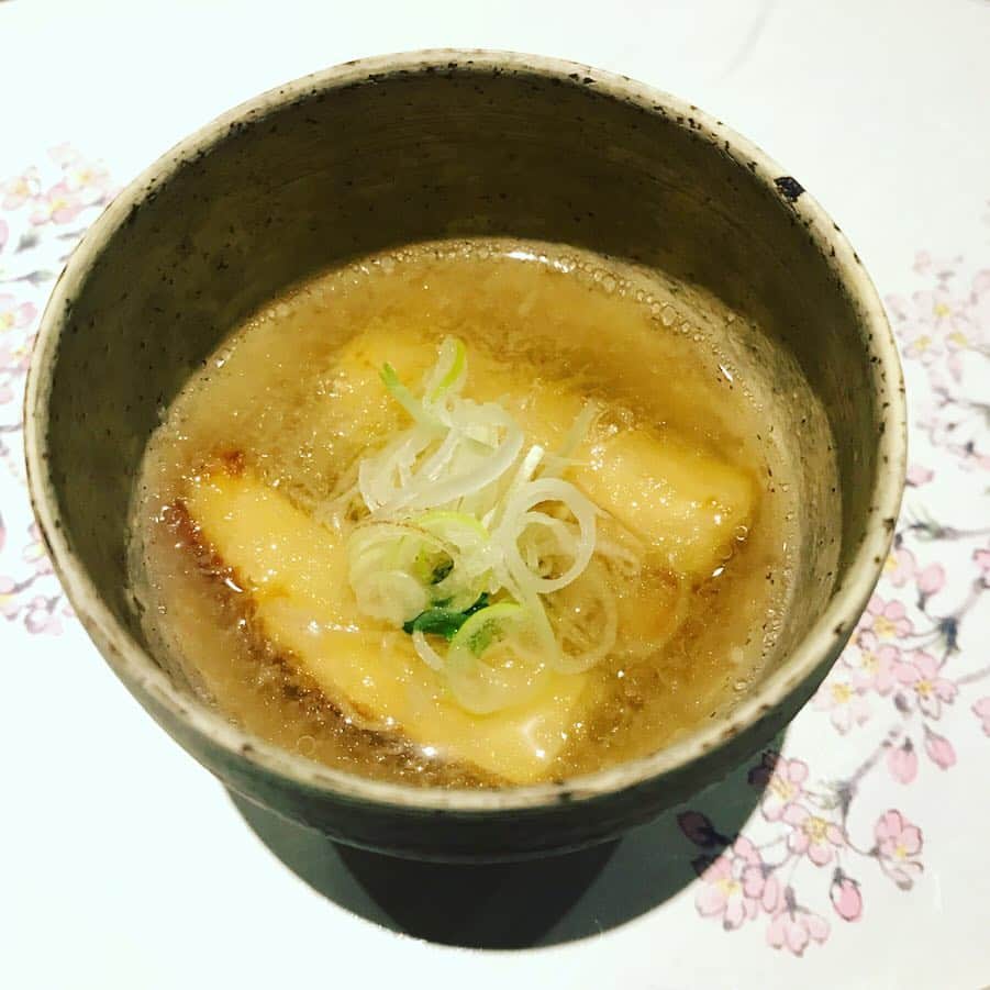 前田典子さんのインスタグラム写真 - (前田典子Instagram)「#焼き鳥 ❤️ #七鳥目 #行ってきました #ミシュランの星 を獲得した ⭐️ #美味しかった😋 #何回も美味しい〜〜❣😍️言いました #大満足❤️ の #お任せコース は 季節の先付け 自家製レバーパテ 串焼き8本 季節の野菜口替わり 自家製厚揚げ 本日の一品 〆物 スープ  写真１枚目はせせり  #名物レモンサワー 🍋 は レモン沢山🍋🍋🍋🍋 #うずらよりちょっと大っきめエルフランスの半熟串 半熟加減が絶妙👍味付けもいい #〆は玉子かけごはん 🍚💛にした 親子丼もあるよー😋 #また行きたい❣️ #マエノリグルメ」3月15日 12時04分 - maenorichang