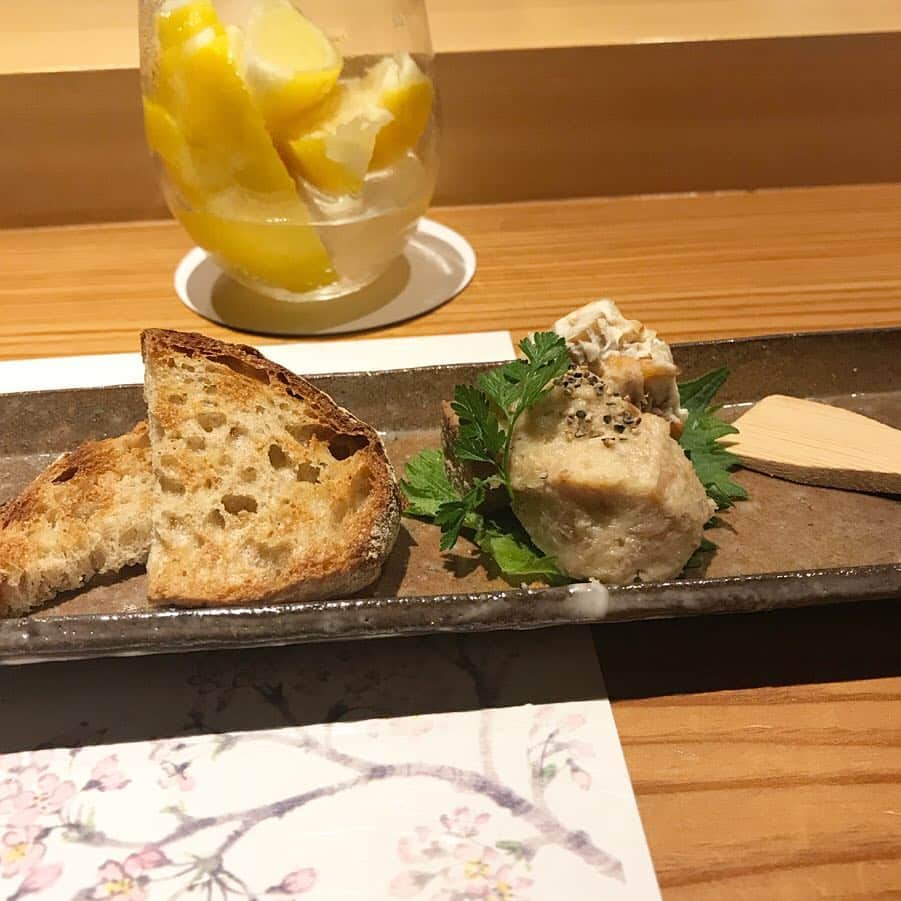 前田典子さんのインスタグラム写真 - (前田典子Instagram)「#焼き鳥 ❤️ #七鳥目 #行ってきました #ミシュランの星 を獲得した ⭐️ #美味しかった😋 #何回も美味しい〜〜❣😍️言いました #大満足❤️ の #お任せコース は 季節の先付け 自家製レバーパテ 串焼き8本 季節の野菜口替わり 自家製厚揚げ 本日の一品 〆物 スープ  写真１枚目はせせり  #名物レモンサワー 🍋 は レモン沢山🍋🍋🍋🍋 #うずらよりちょっと大っきめエルフランスの半熟串 半熟加減が絶妙👍味付けもいい #〆は玉子かけごはん 🍚💛にした 親子丼もあるよー😋 #また行きたい❣️ #マエノリグルメ」3月15日 12時04分 - maenorichang