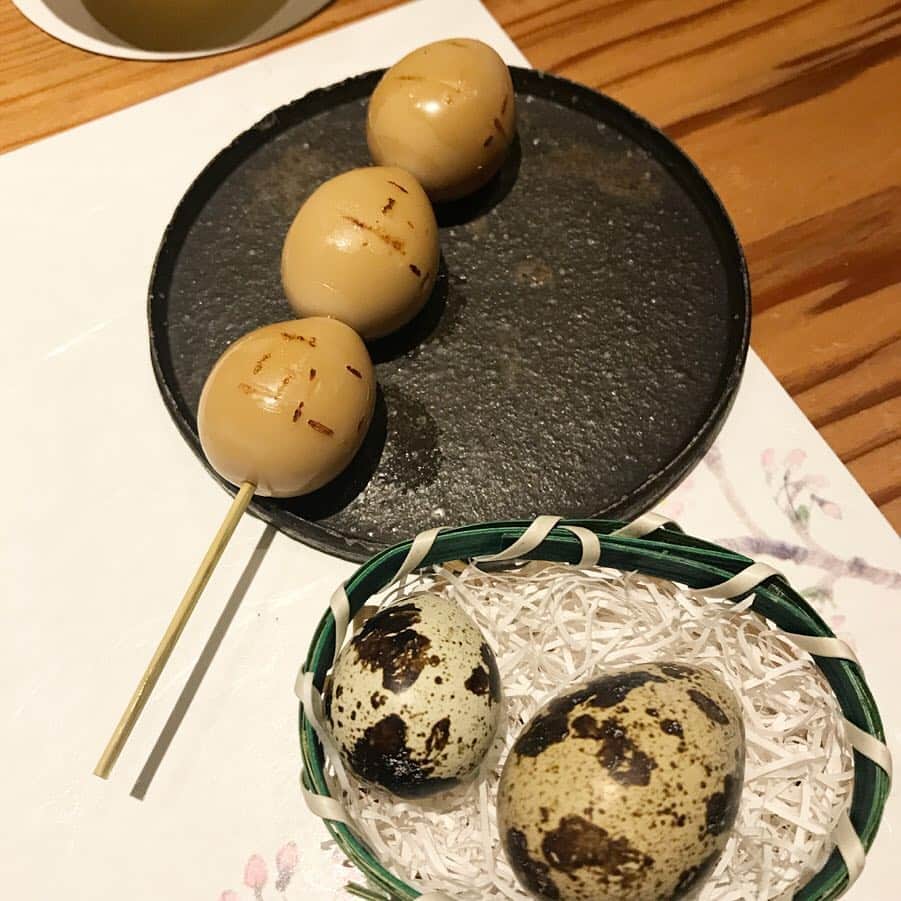 前田典子さんのインスタグラム写真 - (前田典子Instagram)「#焼き鳥 ❤️ #七鳥目 #行ってきました #ミシュランの星 を獲得した ⭐️ #美味しかった😋 #何回も美味しい〜〜❣😍️言いました #大満足❤️ の #お任せコース は 季節の先付け 自家製レバーパテ 串焼き8本 季節の野菜口替わり 自家製厚揚げ 本日の一品 〆物 スープ  写真１枚目はせせり  #名物レモンサワー 🍋 は レモン沢山🍋🍋🍋🍋 #うずらよりちょっと大っきめエルフランスの半熟串 半熟加減が絶妙👍味付けもいい #〆は玉子かけごはん 🍚💛にした 親子丼もあるよー😋 #また行きたい❣️ #マエノリグルメ」3月15日 12時04分 - maenorichang
