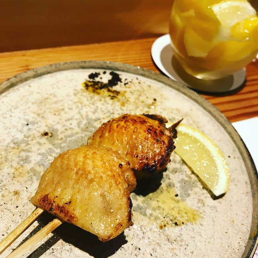 前田典子さんのインスタグラム写真 - (前田典子Instagram)「#焼き鳥 ❤️ #七鳥目 #行ってきました #ミシュランの星 を獲得した ⭐️ #美味しかった😋 #何回も美味しい〜〜❣😍️言いました #大満足❤️ の #お任せコース は 季節の先付け 自家製レバーパテ 串焼き8本 季節の野菜口替わり 自家製厚揚げ 本日の一品 〆物 スープ  写真１枚目はせせり  #名物レモンサワー 🍋 は レモン沢山🍋🍋🍋🍋 #うずらよりちょっと大っきめエルフランスの半熟串 半熟加減が絶妙👍味付けもいい #〆は玉子かけごはん 🍚💛にした 親子丼もあるよー😋 #また行きたい❣️ #マエノリグルメ」3月15日 12時04分 - maenorichang
