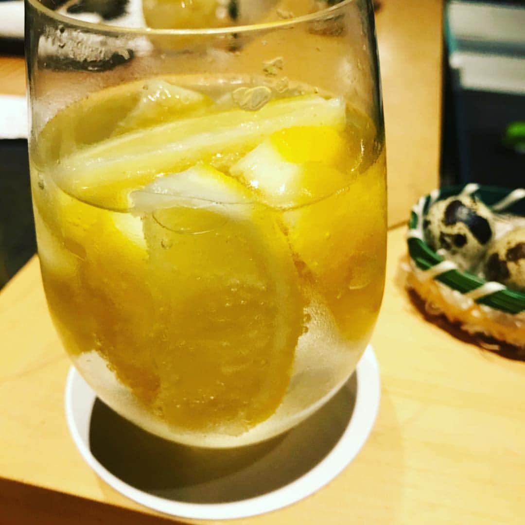 前田典子さんのインスタグラム写真 - (前田典子Instagram)「#焼き鳥 ❤️ #七鳥目 #行ってきました #ミシュランの星 を獲得した ⭐️ #美味しかった😋 #何回も美味しい〜〜❣😍️言いました #大満足❤️ の #お任せコース は 季節の先付け 自家製レバーパテ 串焼き8本 季節の野菜口替わり 自家製厚揚げ 本日の一品 〆物 スープ  写真１枚目はせせり  #名物レモンサワー 🍋 は レモン沢山🍋🍋🍋🍋 #うずらよりちょっと大っきめエルフランスの半熟串 半熟加減が絶妙👍味付けもいい #〆は玉子かけごはん 🍚💛にした 親子丼もあるよー😋 #また行きたい❣️ #マエノリグルメ」3月15日 12時04分 - maenorichang