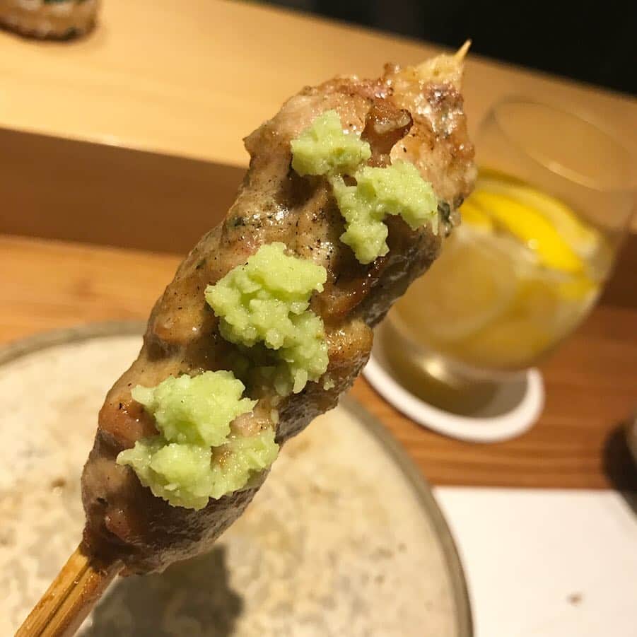 前田典子さんのインスタグラム写真 - (前田典子Instagram)「#焼き鳥 ❤️ #七鳥目 #行ってきました #ミシュランの星 を獲得した ⭐️ #美味しかった😋 #何回も美味しい〜〜❣😍️言いました #大満足❤️ の #お任せコース は 季節の先付け 自家製レバーパテ 串焼き8本 季節の野菜口替わり 自家製厚揚げ 本日の一品 〆物 スープ  写真１枚目はせせり  #名物レモンサワー 🍋 は レモン沢山🍋🍋🍋🍋 #うずらよりちょっと大っきめエルフランスの半熟串 半熟加減が絶妙👍味付けもいい #〆は玉子かけごはん 🍚💛にした 親子丼もあるよー😋 #また行きたい❣️ #マエノリグルメ」3月15日 12時04分 - maenorichang