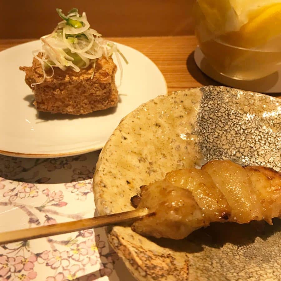 前田典子さんのインスタグラム写真 - (前田典子Instagram)「#焼き鳥 ❤️ #七鳥目 #行ってきました #ミシュランの星 を獲得した ⭐️ #美味しかった😋 #何回も美味しい〜〜❣😍️言いました #大満足❤️ の #お任せコース は 季節の先付け 自家製レバーパテ 串焼き8本 季節の野菜口替わり 自家製厚揚げ 本日の一品 〆物 スープ  写真１枚目はせせり  #名物レモンサワー 🍋 は レモン沢山🍋🍋🍋🍋 #うずらよりちょっと大っきめエルフランスの半熟串 半熟加減が絶妙👍味付けもいい #〆は玉子かけごはん 🍚💛にした 親子丼もあるよー😋 #また行きたい❣️ #マエノリグルメ」3月15日 12時04分 - maenorichang