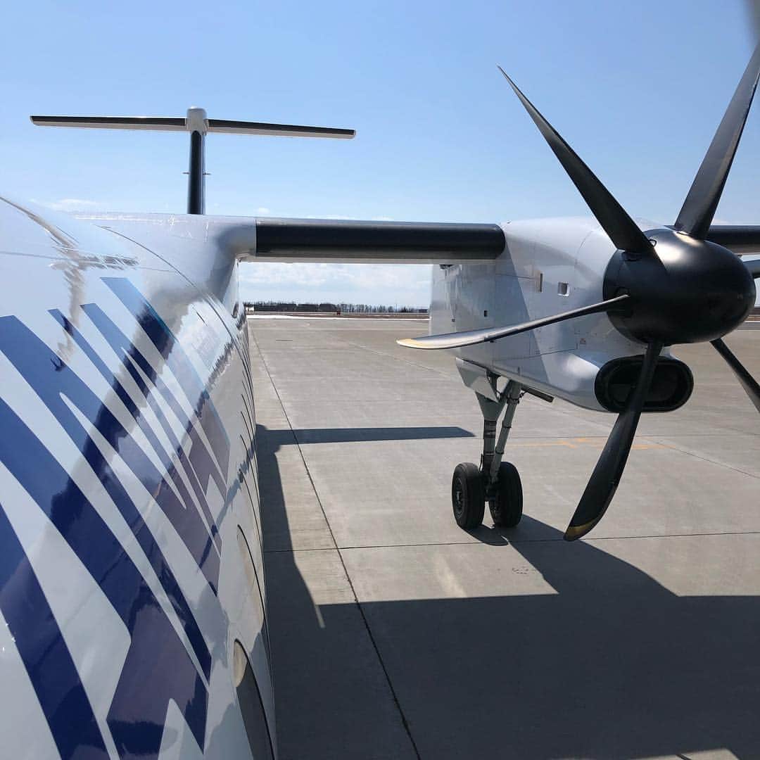 亀田誠治のインスタグラム：「久しぶりのプロペラ機。✈️ワクワク💕昔は管制官になりたかったよ。👨‍✈️」