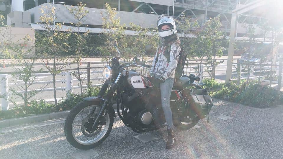 のインスタグラム：「男友達に "想像よりデカイ！" って言われるとなんか 嬉しくなっちゃう😗 ﻿ ﻿ ﻿ あと400ccくらい？って聞かれた時に 950ccです！って言うのも心の中ニヤニヤしてる笑  #まおのバイク #ヤマハバイク #ヤマハ#taichi #rx7x #バイク #大型#アライ #arai #ツーリング #バイクツーリング #バイク女子 #bikegirl #scr950 #yamaha #yamahaが美しい #夜ツー #ハマる #バイク好きな人と繋がりたい #休日 #❤️」