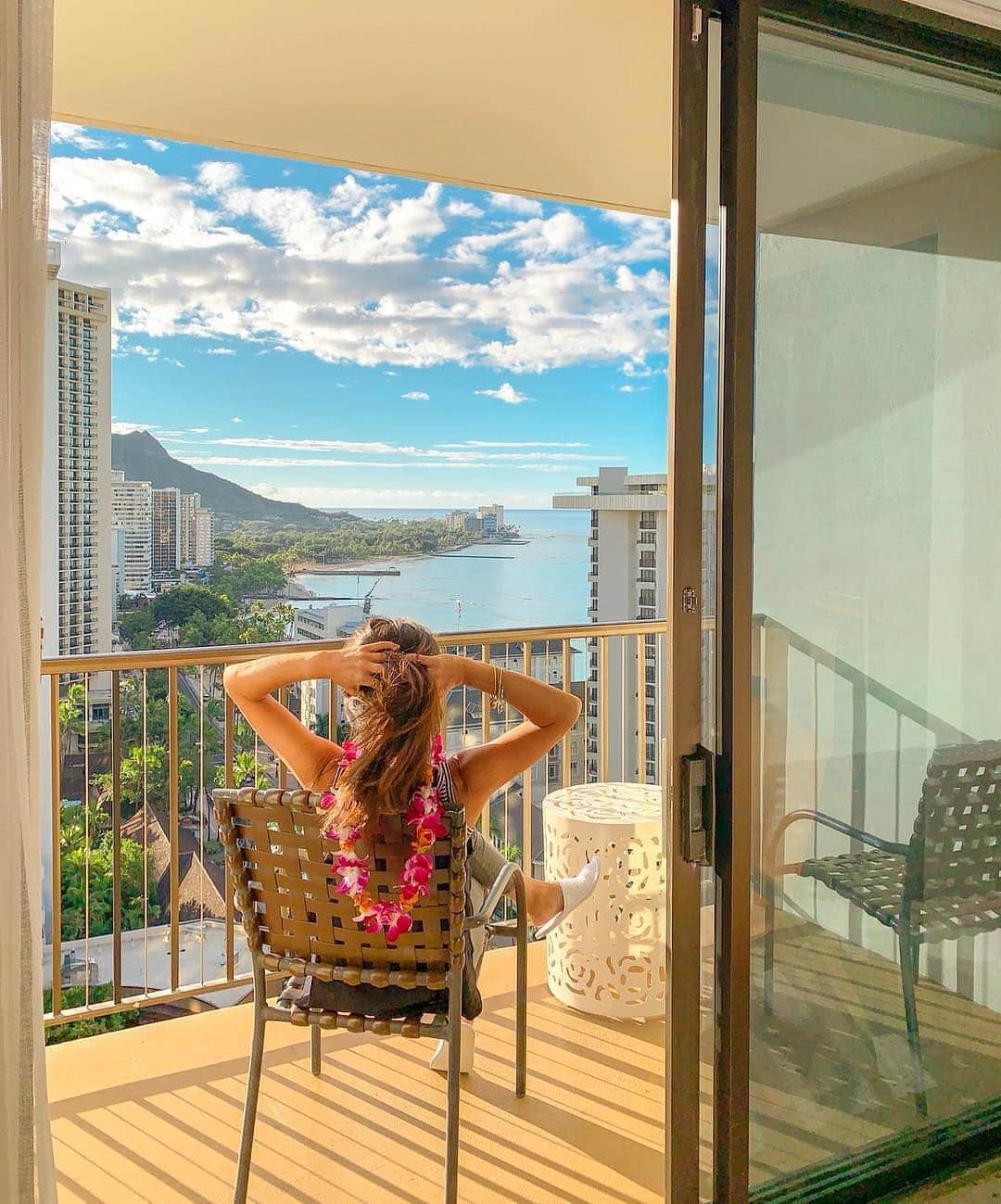 のインスタグラム：「こんにちは😊 「#タビジョ」のみなさんに オススメしたいホテルなどのお写真は 「#tabijyo_hotel」でお待ちしてます！ (リーズナブルで、かわいいヴィラやホテルのお写真を大募集中です！) 本日はこちら💕 ＊＊＊＊＊＊ 📸@happy_misaeさん 🚩ハワイ・オアフ島 「Waikiki Beachcomber by Outrigger」 🎙ご本人コメント What a Wonderful Waikiki Morning!!! 💙💠✨ Mahalo @beachcomberhi 💐🌴🌈 . この間のワイキキステイは ちょうどお部屋のリノベが終わった ワイキキビーチコマーをチョイス🏨 . ダイヤモンドヘッドとワイキキビーチを 見渡せるだけじゃなく 眼下にはカラカウアの喧騒が広がってて ラナイに出ると これでもかって ワイキキムードが押し寄せるのーっっ✨✨ . ビーチコマーは カラカウアの中央立地だから やっぱりどこに行くにも超便利だった！ それにね、 二階に入ってる人気のカフェ ハワイアンアロマカフェが “カマアイナ”プライスで利用できたっ💕💕 これはかーなりお得だったなぁ🤤 . あ！ みんなカマアイナって知ってるかな？ ハワイ語で「ハワイに住む人」って意味。 飲食店や公共施設などでは カマアイナレート💰が設定されていて ロコ向けのディスカウントがあるの❣️❣️ だから アロマカフェからすると ビーチコマーに宿泊している人は カマアイナってわけ😉👌✨ . 以上、misaeのハワイ豆情報でした💖 ＊＊＊＊＊＊ ワイキキビーチコマーは便利な立地で人気ですよね💕 「ハワイ豆情報」いつも勉強になります！ いつも、ステキなお写真ありがとうございます✨ ＊＊＊＊＊＊ 今月の旅の思い出は、 @his_japanをタグ付け頂き #LW3月の旅 で投稿お待ちしてます😃 (厳選させて頂いたお写真を使わせて頂き 弊社メディア「Like the World」で 記事をUPさせていただく予定です。) ＊＊＊＊＊＊ [今週のタビジョツアー人気ランキング💁‍♀️］ 3位 <初のBEST3入り！> 「タビジョグアム4日間ツアー」7.58万円～ 午前出発＆夜帰着でたっぷり滞在✈️ Wi-Fi使い放題＆島内移動に便利なトロリー乗り放題🚌 2位 <1ランクUP！> 「タビジョはじめて奄美大島3/4日間ツアー」2.58万円～ →滞在中レンタカー乗り放題🚗8月出発まで料金発表✨ 1位 <3週連続1位！> 「タビジョ上海3/4日間ツアー」3.98万円～ →羽田発着 往路午前出発＆復路夜帰着✈️ 日中フットワーク軽く動くには最適なホテル滞在🏨 小龍包クーポン＆オープントップバス1日乗車券付😆 ※詳細は、アカウント🔝のURLからチェックしてください😊 @tabi_jyo ＊＊＊＊＊＊ #タビジョ #タビジョと繋がりたい #tabijyo_hotel #tabijyomap_hawaii」