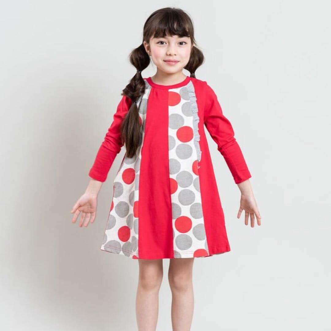 のインスタグラム：「. FORTY ONE 2019春夏の新作が入荷しました。 . FORTYONEらしいポップな色使いに、ドットやストライプを合わせた心躍るお洋服が揃いました♪ 春夏の新作からは、大きなドットが目を引くキュートなドットシリーズをご紹介！ ワンピースはドット＋フリルで可愛らしく、長袖Teeは襟がポイント。 Fortyoneならではの配色も素敵です。 春コーデにぜひ取り入れてみてくださいね♪ . ドット柄長袖ワンピース 03レッド. ¥3,888(税込). ドット衿長袖Tee 04ネイビー. ¥2,808(税込). . #fortyone#フォーティワン#ドットワンピース#ドットTシャツ#おしゃれキッズコーデ#キッズファッションコーデ#ベビーコーデ#キッズスタイル#女の子ファッション#キッズファッション女の子#ガールズコーデ#女の子に着せたい毎日の服#女の子ママ#smarby#スマービー#子供服通販」