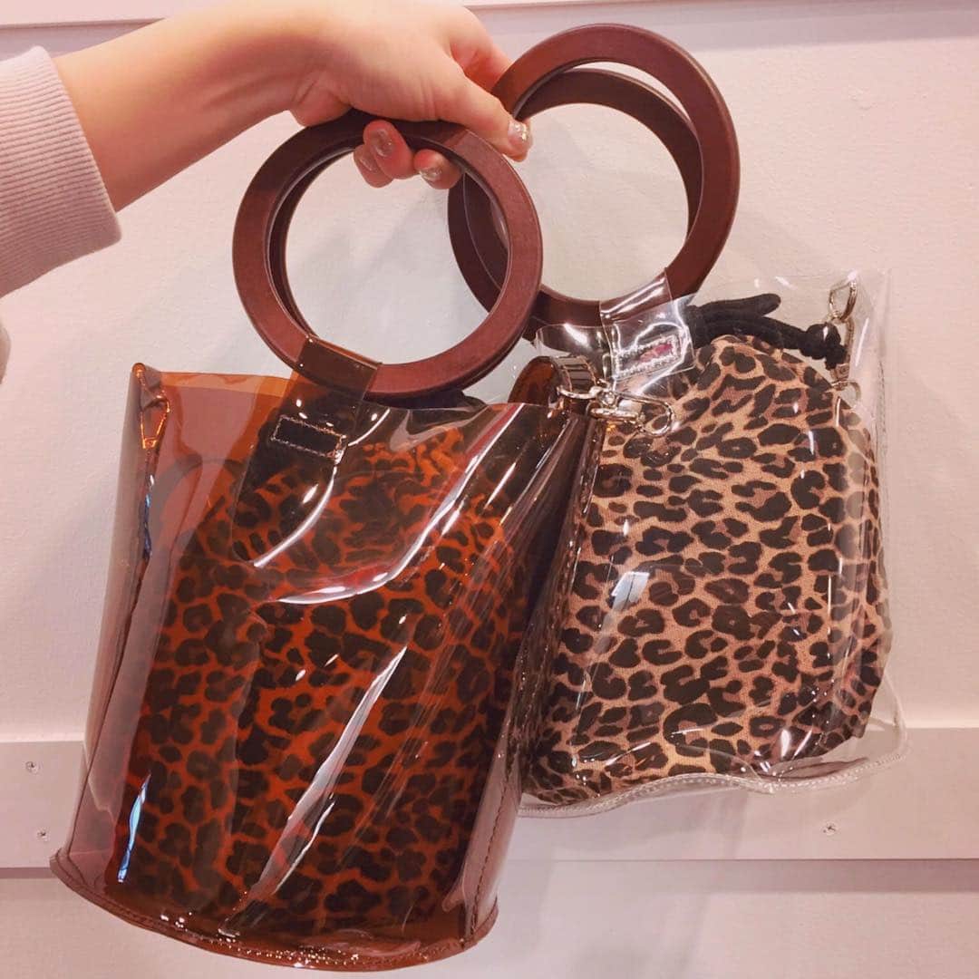 WEGO OFFICIAL GOODSさんのインスタグラム写真 - (WEGO OFFICIAL GOODSInstagram)「ウッドハンドルが可愛いクリアバッグ入荷致しました🐇❤️ ショルダーは取り外し可能で、¥3500になります☺️☺️☺️ #wego#wegogood#clear#instagood#instafashion#metal#Pearl#harajuku#kawaii#leopard#クリアバッグ#プチプラ#プチプラアクセ#MERY#rili_tokyo#置き画くら部#멋스타그램#패션#패션스타그램」3月15日 12時37分 - wego_goods