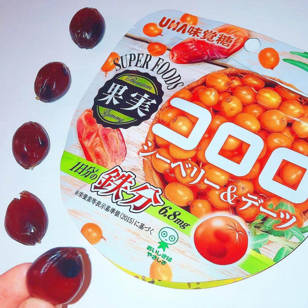 日本グミ協会さんのインスタグラム写真 - (日本グミ協会Instagram)「コロロよりシーベリー&デーツ味が登場！！﻿ ﻿ シーベリー？？デーツ？？あまり馴染みがないフルーツですが、これらはスーパーフードと呼ばれるもので身体への栄養素たっぷり😄✨﻿ ﻿ ちょっと酸っぱくもあり、後味はベリーの甘さが残り、美味しさもバッチリ👍﻿ ﻿ ﻿ #UHA味覚糖﻿﻿﻿ #コロロ ﻿ #シーベリー #デーツ﻿ #スーパーフード﻿ #コンビニ #新商品 #新作グミ﻿﻿﻿﻿ #すっぱい #あまい﻿ #日本グミ協会 #グミ #93﻿ #gumi #gummy﻿﻿﻿﻿﻿ #グミニケーション﻿﻿﻿﻿﻿ #レッツグミニケーション」3月15日 12時30分 - gummy_japan