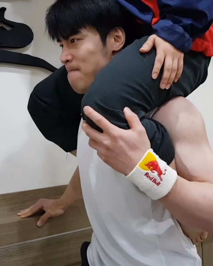 のインスタグラム：「⚠️: Watching this may cause a leg cramp. 🏃: @shinmincheol #taekwondo #legsday #gym #workout #fitness #fitspo」