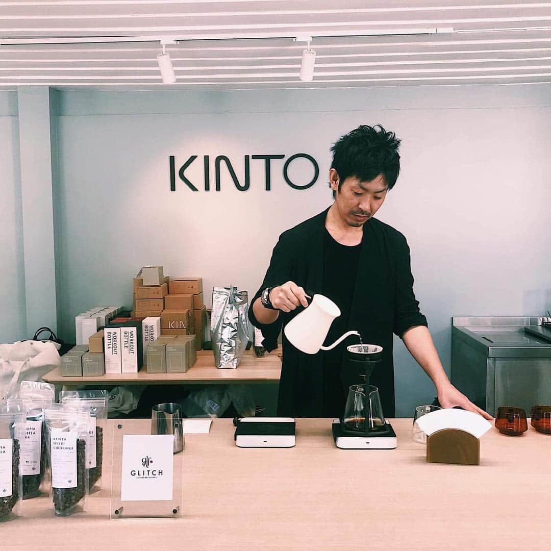 goodcoffeemeさんのインスタグラム写真 - (goodcoffeemeInstagram)「【Guest Barista Day3】﻿﻿ Hi Guys! It’s Team Roasted in Japan!﻿﻿ ﻿﻿ A guest barista at the pop-up store of KINTO (@kintointhailand). ﻿﻿ ﻿﻿ Today, GLITCH ( @glitch_coffee). ﻿﻿ ﻿ is waiting for your visit 😊☕️ ﻿﻿ ﻿﻿ ■ KINTO pop up store﻿﻿ Schedule: 10:00-19:00﻿﻿ Venue: 77/1 Soi Phaholyothin 5 (Aree 1), Bangkok, 10700﻿﻿ ﻿﻿ 3/13 (Wed): Good coffee﻿﻿ 3/14 (Thu): AND COFFEE ROASTERS (Kumamoto Prefecture) / Yamane Yousuke (@andcoffeeroasters)﻿﻿ 3/15 (Fri): Glitch Coffee & Roasters (Tokyo) / Kiyokazu Suzuki (@glitch_coffee)﻿﻿ 3/18 (Mon): Takamura Coffee Roasters (Osaka) / Yuya Iwasaki (@takamura_coffee_roasters) ﻿﻿ ﻿﻿ ﻿﻿ 【ゲストバリスタ3日目】﻿﻿ こんにちは、チームRoasted in Japan です！﻿﻿ ﻿﻿ KINTO（@kintointhailand）のポップアップストアでのゲストバリスタ、本日はGLITCH鈴木さんが店頭にて皆さまをお待ちしております😊☕️﻿﻿ ﻿﻿ ﻿﻿ #kintoexhibit﻿」3月15日 12時36分 - goodcoffeeme