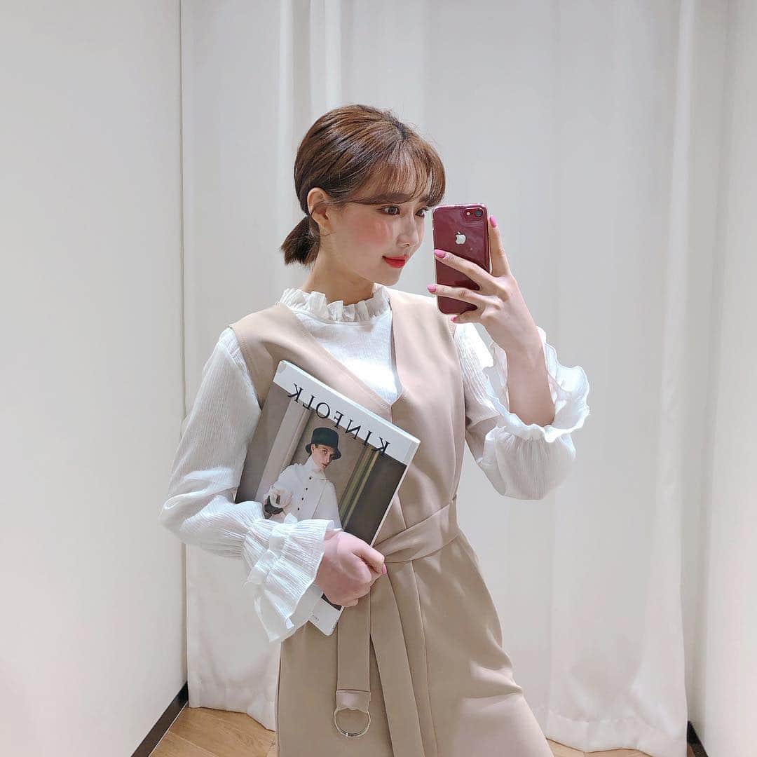 のインスタグラム：「ベージュのワンピースにフリルなホワイトのプハランのブラウスで淡色コーデもラブリーに💕🌿 ー #ブラウス#フリルブラウス#ワンピース#ベージュコーデ#韓国好きな人と繋がりたい」