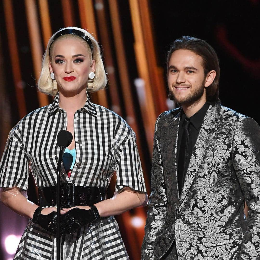 ゼッドさんのインスタグラム写真 - (ゼッドInstagram)「What a night..... ⁣ ⁣Won 2 awards for “SONG OF THE YEAR” and “DANCE SONG OF THE YEAR” for ‘The Middle’ AND got to present one with @KatyPerry. ⁣ ⁣ THANK YOU @iHeartRadio!!! #IHeartAwards2019」3月15日 12時39分 - zedd