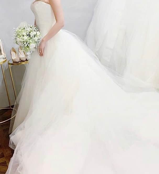Choole 業界初、オンライン結婚式準備サービスさんのインスタグラム写真 - (Choole 業界初、オンライン結婚式準備サービスInstagram)「たっぷりとしたチュールが美しいドレスですね。⠀ ナチュラルなブーケと合わせても素敵です💐⠀ 白いブーケと合わせてもイノセントな雰囲気で上品です☺️⠀ ⠀ ぜひ参考にしてみてください！⠀ ⠀ photo by @r_prewedding⠀ ⠀ Choole（チュール）の公式サイトでは﻿⠀ 会場・ドレス・ヘアメイクなど﻿⠀ たくさんのアイテムをご紹介👗﻿⠀ ﻿⠀ @choole_wedding からHPをチェック✨﻿⠀ ﻿⠀ #花嫁#ウエディング#ウエディングドレス#ウエディングドレス試着#花嫁準備#花嫁ヘアメイク#プレ花嫁#卒花嫁#卒花#卒花嫁レポ#結婚#結婚式#結婚式準備#ブーケ #関東花嫁#プレ花嫁準備#花嫁髪型#ドレス試着#花嫁ヘア﻿⠀ #オリジナルドレス#オーダーメイド#全国のプレ花嫁さんと繋がりたい #全国のプレ花嫁と繋がりたい#全国のプレ花嫁さんとつながりたい#結婚式二次会#挙式#挙式レポ#ナチュラルウエディング」3月15日 12時39分 - tokihana_wedding