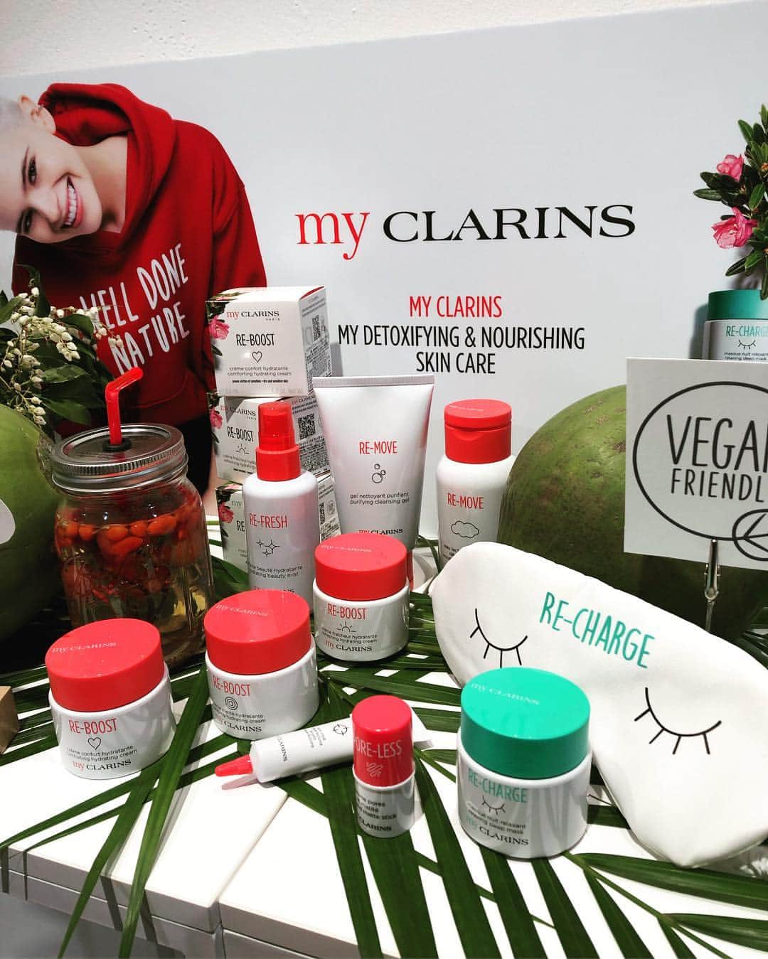 Gabrielaさんのインスタグラム写真 - (GabrielaInstagram)「My Clarins🌸 . クラランスから新ラインがデビューするよ → 必要な栄養を与えて、余分なものは取り除く！のIN&OUTコンプレックスがコンセプトです。 ココナッツウォーターやアルペンローズエキスをたっぷり配合しているため、乾燥やお肌をストレスダメージから守ります💕 クレンジングミルクは洗い流し不要だから、朝洗顔のかわりに使ってます！  デザインはシンプルだけど、可愛さがあって好き！ 発売は4/26だけど、公式オンラインショップは3/26からスタートだよ！ . . #Clarins new skincare line #MyClarins 💕 I loved the design and how it make my skin smooth 🥰 Just check it on the Clarins website 👌💯 . . 🇧🇷 Amando a nova linha da Clarins, que será lançada no mês que vem (abril) ! Ela tem como ingrediente principal a água de 🥥! Que ajuda na hidratação da pele além de deixar mais viçosa 😊♥️ O Design moderno e simples também è muito fofo ne🌸🥰 . . . #clarins #skincare #cuidadoscomapele #vaidosa #blogueira #smoothskin #beauty #blogger #party #festa #ootd #マイクラランス #スキンケア #ビューティー #保湿 #パーティー #ブロガー #インスタグラマー  #loookdodia #lookinverno . #clarins #skincare #beauty #」3月15日 12時39分 - rkgabriela