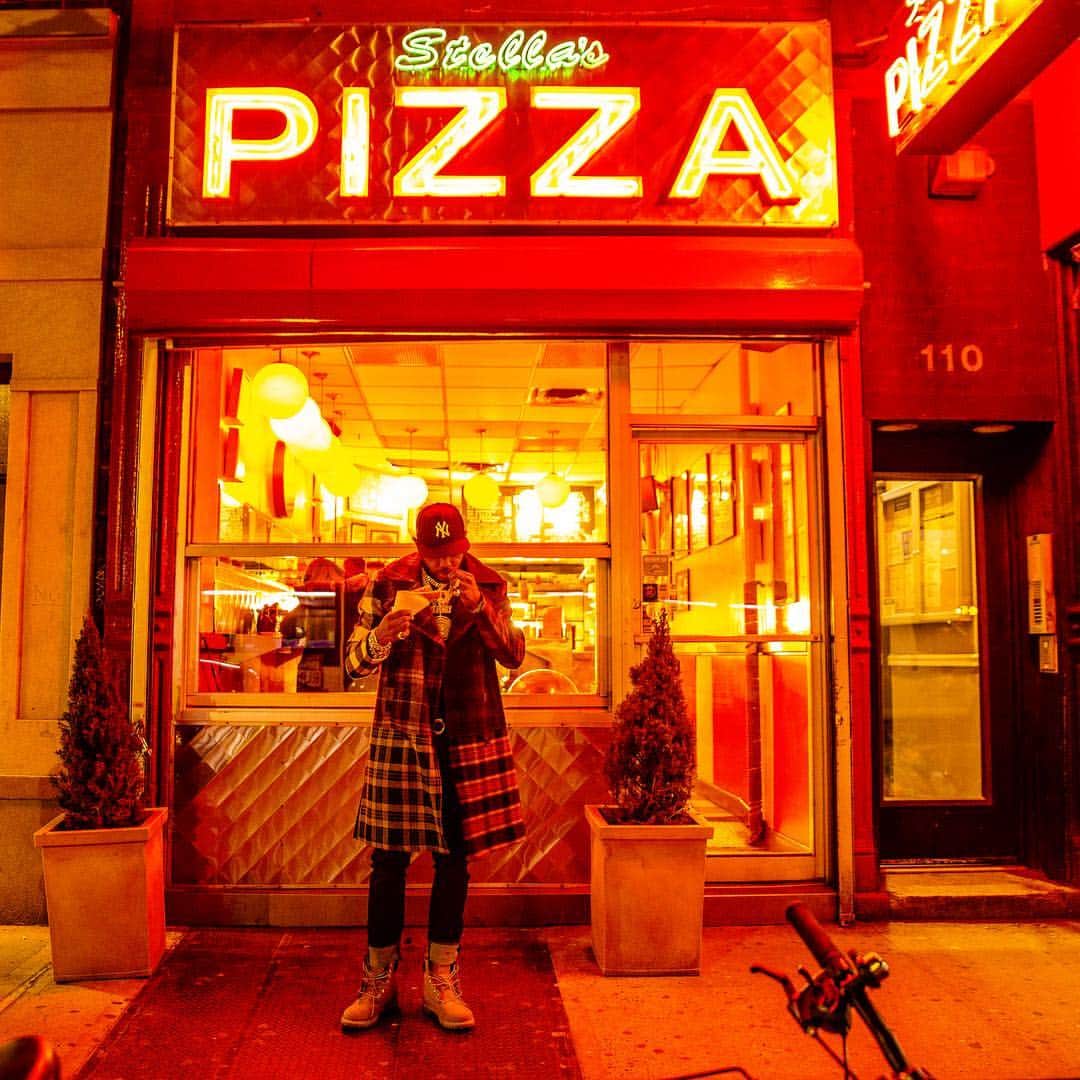 ファボラスのインスタグラム：「a Yankee, some Yuttas, & a slice of Yeezza!! 🧢🥾🍕 (oh & i went to Chicago last week and had Giordano’s, and after further review the call still stands.. NY got the best Pizza!!) 🗽  P.S. CT y’all gotta chill too. Y’all can’t fuck wit our Pizza either. 😂 [shot by @directorgerardvictor]」