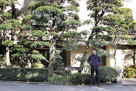 のインスタグラム：「#街とマンションと私 表参道 × ホーマットヒルズ × 森勇貴 ------------------------------------------------------ 詳しい記事はストーリーズ、またはハイライト 「街とマンションと私」よりお楽しみください。 ------------------------------------------------------ . 日々お客さまの家探しをサポートするカウカモエージェントにフィーチャー！ 不動産のプロがオススメする・萌える街やマンションって？ 実際に街を歩きながら、編集部がインタビューする企画です。 . 気持ちの良い秋晴れが広がったこの日、降り立った駅は「表参道」。 今回は原宿駅・明治神宮前駅へ下る “神宮前エリア” ではなく、青山通りの南東側、“南青山エリア” を案内してくれるようです。 さて、本日ナビゲートしてくれるのは・・・？ . ▼記事の中からピックアップ！ . “ホーマット” は終戦後に駐在していた上級将校や外交官、外資系企業に勤めるVIP向けに建てられたマンションシリーズなんです。 当時の日本の住宅って天井は低いし、間取りもダイニングキッチンに６畳間がいくつかとか、細切れだったじゃないですか。 そこで、彼らが母国と同じ生活ができるようにっていうコンセプトの元で建てられたんですって。 . 当時はマンションを建てる時、いまほど植栽の重要性って考えられてなかったみたいなんですよ。そんな中で自然環境との調和を考えたホーマットは画期的だったみたいで。 しかもここに住まう外国人の方が日本らしさを感じられるようにって、エントランス周りには石畳や灯篭、室内には障子や引き戸を用いたそうですよ。なんか日本と海外の架け橋みたいで、素敵なエピソードだと思いません？ ------------------------------------------------------ 続きはぜひ取材記事をご覧ください◎ . #cowcamo #cowcamomagazine #カウカモ #カウカモマガジン #街と暮らしの先輩マガジン」