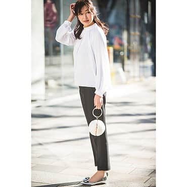 岩上陽子のインスタグラム：「🌞* ドレスシャツはインでもアウトでも🙌* kokode.jpで！💻* * #STORY #セレSTORY #光文社 #kokode #kokodejp * * * #outfitoftheday#mamalife#きれいめシャツ#シャツコーデ#入学式コーデ#入学式ママコーデ#デザインシャツ#通勤ファッション#通勤コーデ#カーディガン#受験生の母#きれいめコーデ#フォーマル#春ファッション#オトナ女子#ママコーデ#ママファッション#子育てママ#アラサーママ#アラフォーママ#アラフォー#アラサー#春コーデ」