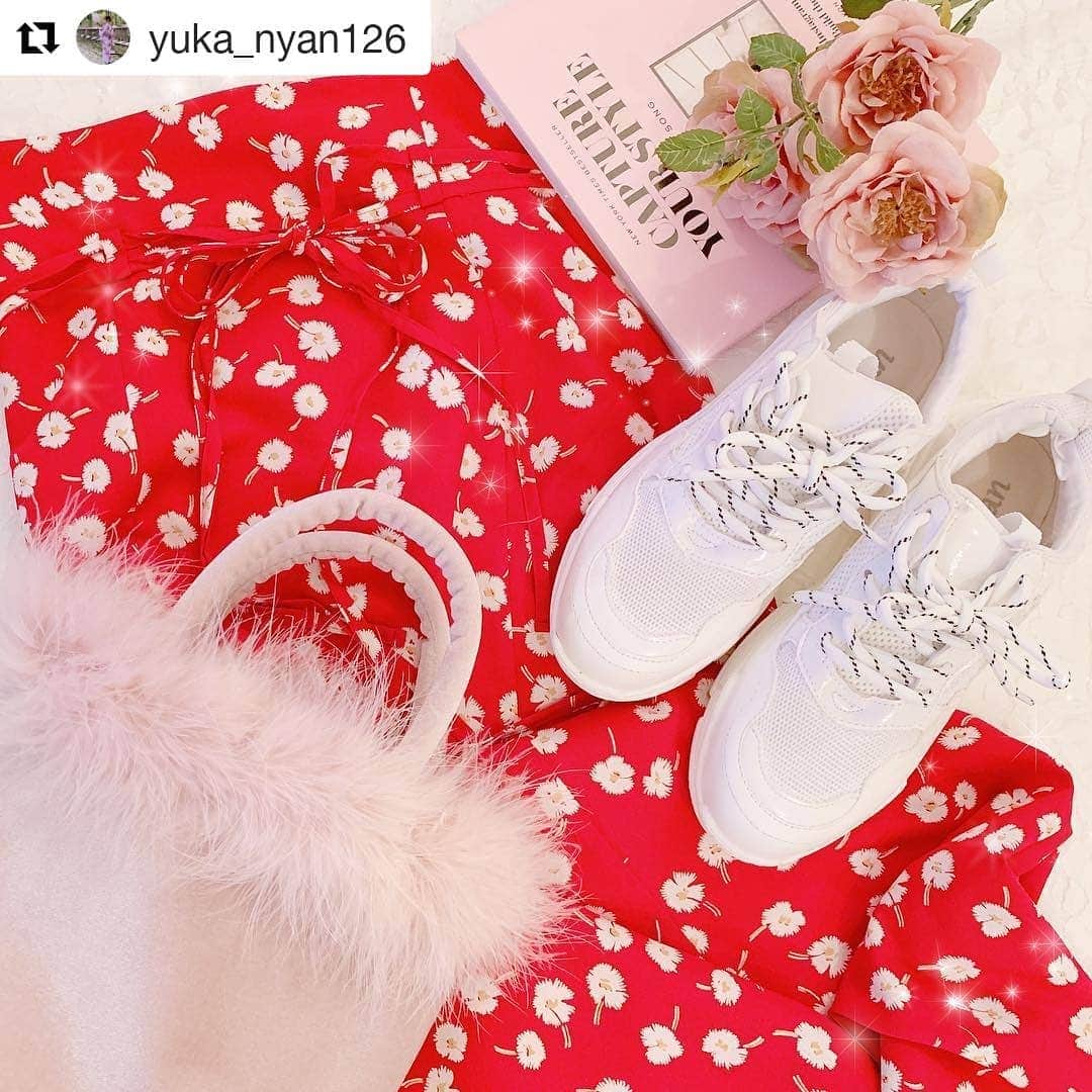 VIVIAN Collectionさんのインスタグラム写真 - (VIVIAN CollectionInstagram)「春はスニーカーでお出かけしたくなる季節ですね👜🎵✨ 素敵な投稿ありがとうございます😆💕✨ #Repost @yuka_nyan126 (@get_repost) ・・・ ♡ ୨୧*。 ・ ・ codenate♥️♥️ ・ ・ お気に入りのdeicyのお花柄スカートをはいたよ~🥰♥️♥️ ・ ・ スカートが女の子らしいデザインだから、ちょこっとスポーツミックスしたくてホワイトのダッドスニーカーを合わせました🤭💓💓 ・ ・ スニーカーはvivian♥️(@vivian_collection_official)のもの👟💓💓 ・ ・ なんと今日vivianのZOZOTOWN店がオープンしたみたいっ🤭🤭💓💓 ZOZOは毎日チェックしてるから買いやすくって嬉しいな~😆♥️ ・ ・ きょうだけ1000円OFFクーポンでてるから、また気になるやつぽちってしまいそう😗💓💦 ・ ・ ୨୧⑅*. ・ ・ #fashion #code#codenate#outfit#deicy#thevirgins #instagood #instalike #instafashion #4meee#womagazine#uwasalabo#きょコ」3月15日 12時51分 - vivian_collection_official