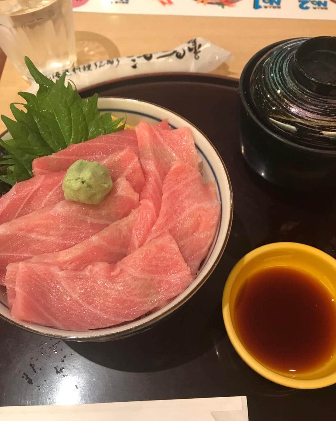 キャシー中島さんのインスタグラム写真 - (キャシー中島Instagram)「* 千歳空港に着きました。 まだ時間があるのでブランチをいただきます。 私は鉄火丼。 パンチクリンさんはガッツリ満腹丼！ 私もほっぺが腫れてなかったらこれ食べたかったな！」3月15日 13時04分 - official_kathynakajima