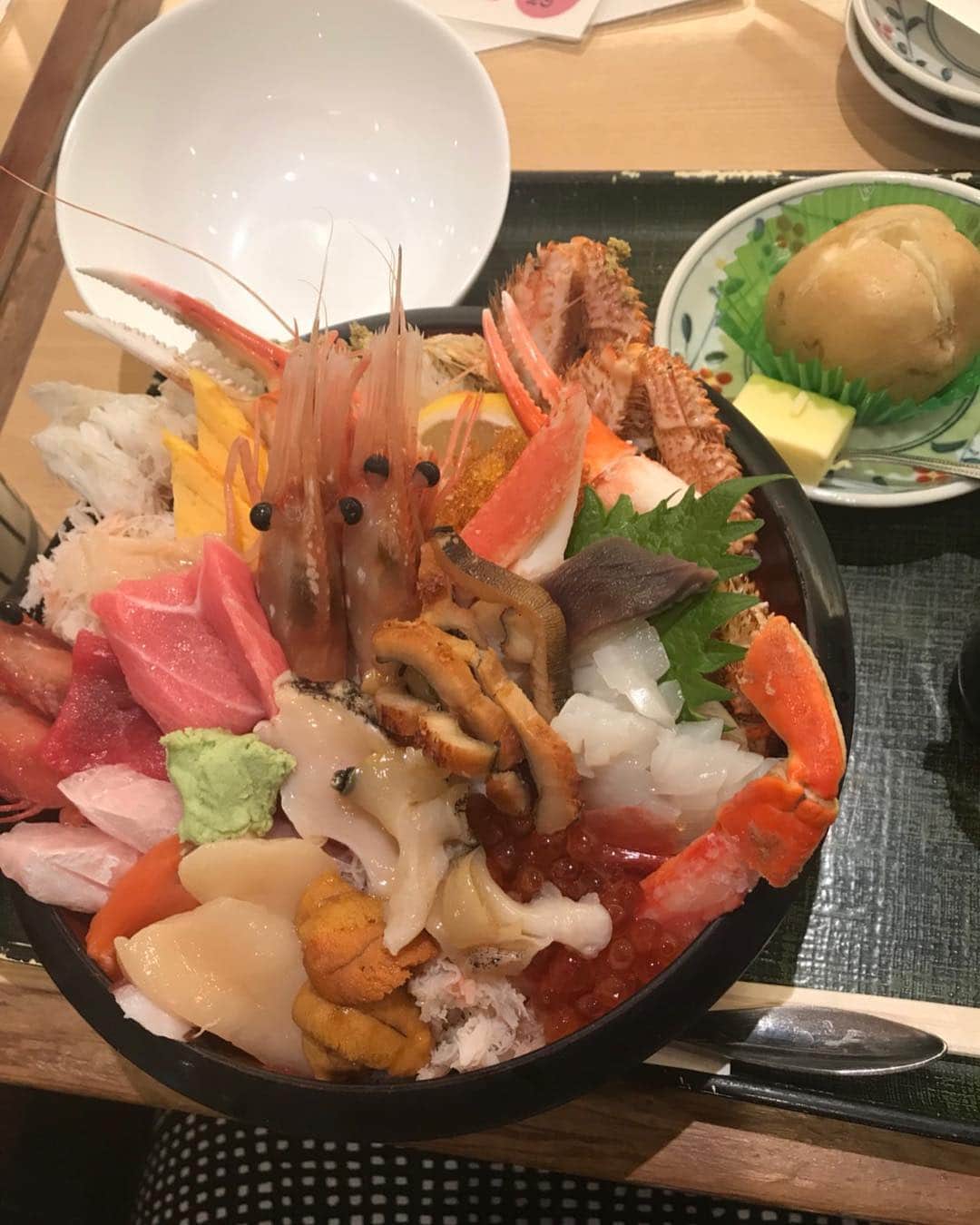 キャシー中島さんのインスタグラム写真 - (キャシー中島Instagram)「* 千歳空港に着きました。 まだ時間があるのでブランチをいただきます。 私は鉄火丼。 パンチクリンさんはガッツリ満腹丼！ 私もほっぺが腫れてなかったらこれ食べたかったな！」3月15日 13時04分 - official_kathynakajima