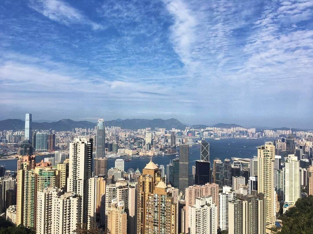 Discover Hong Kongさんのインスタグラム写真 - (Discover Hong KongInstagram)「What a stunning view from The Peak! 從太平山頂俯瞰維港，真是非一般壯觀！ ピークから見る絶景は見逃せない！ 📷: @hongkong.lover #DiscoverHongKong #repost」3月15日 13時00分 - discoverhongkong