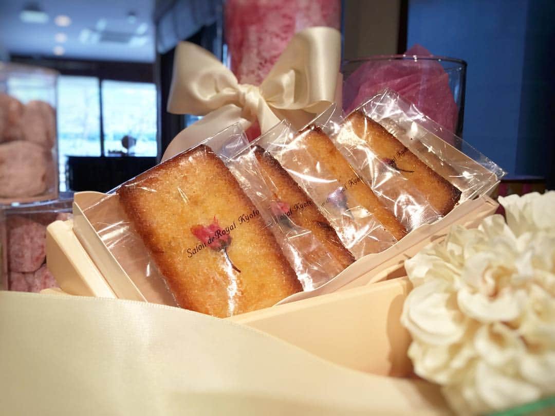 のインスタグラム：「. . 『桜のフィナンシェ』 . 生地の中に桜をたっぷり使用した春を感じるフィナンシェ🌸 . . . #サロンドロワイヤル京都 #サロンドロワイヤル #京都 #京都スイーツ #京都カフェ #チョコレートショップ #ショコラトリー #パティスリー #chocolatier #salonderoyal #焼き菓子 #フィナンシェ #桜」