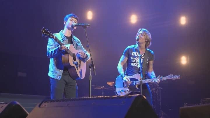 キース・アーバンのインスタグラム：「From busking on Grafton Street in Dublin to playing on stage at 3Arena within a few hours!!!!! I love Sam’s sprit!!!! - KU #TBT • @samcliffordmusic • @C2Cfestival」