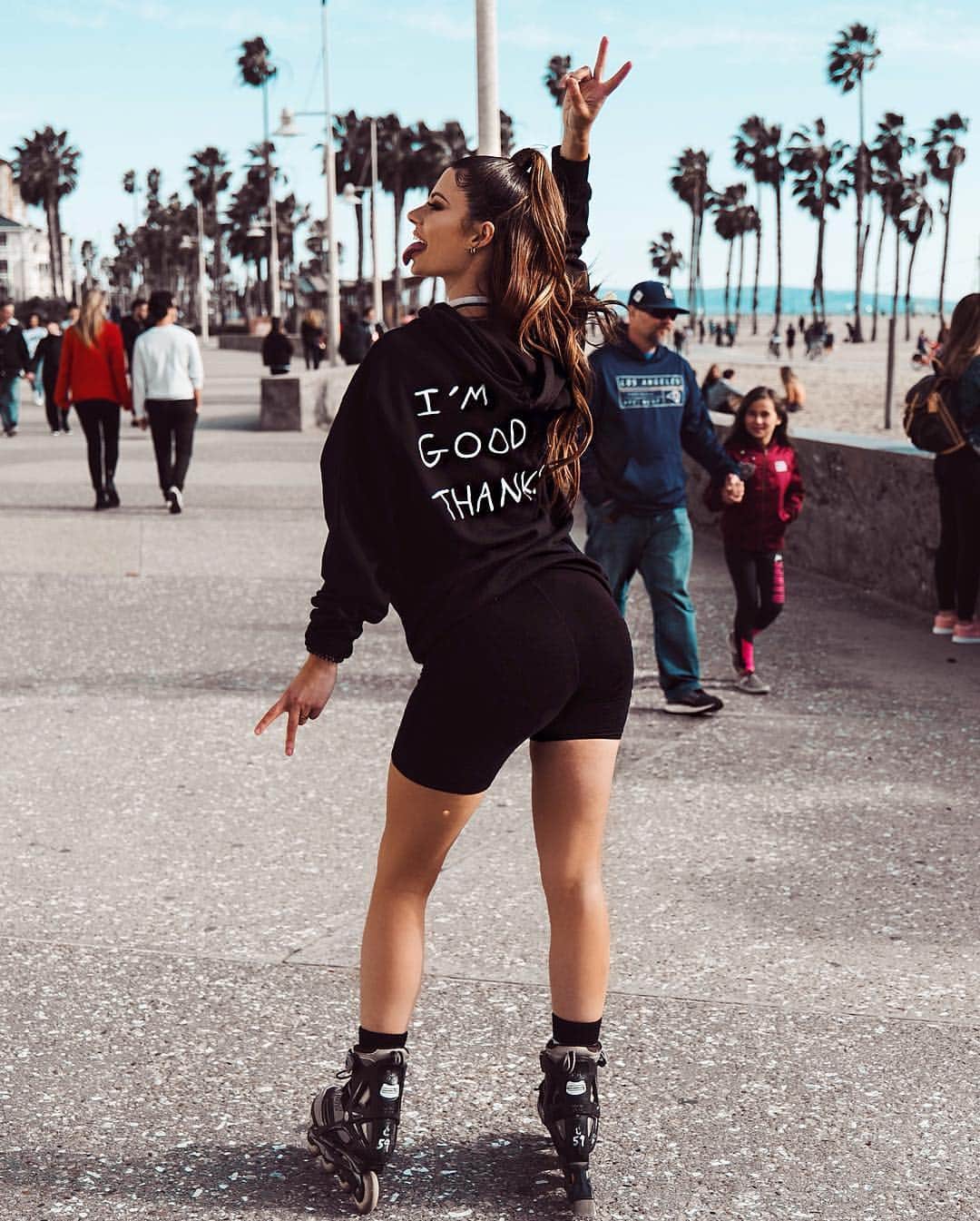 Hannah Stockingさんのインスタグラム写真 - (Hannah StockingInstagram)「Stop scrolling!!! 👊 I’m FINALLY launching my merch TOMORROW AT 12pm PST ⚡️ After soooo many months of planning 🤩 I will be reposting every single one of you that rocks this hoodie/shirt and posts it! See you tomorrow 😻」3月15日 4時21分 - hannahstocking