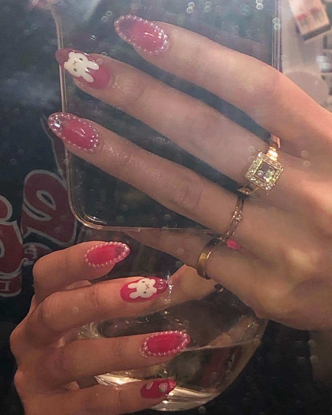 Mei Kawajiriさんのインスタグラム写真 - (Mei KawajiriInstagram)「Strawberry red 🐰🍓 @mmmlw #nailsbymei #handpainted #strawberry #bunny」3月15日 4時36分 - nailsbymei