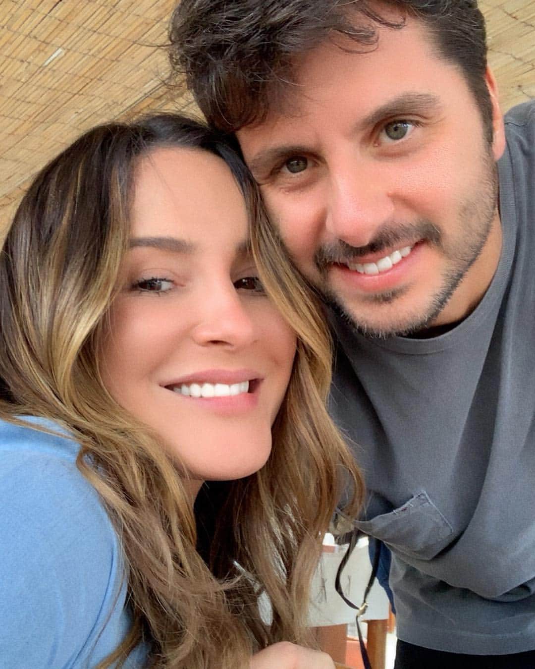 Claudia Leitteのインスタグラム：「Tem alguém com carinha de 5 meses aqui. Bochechas redondinhas, narizinho “enfofando”, dengo aflorado, zói de felicidade e sorriso que grita! E um papai babão e lindo? Tem sim, “sinhô”!🥰」