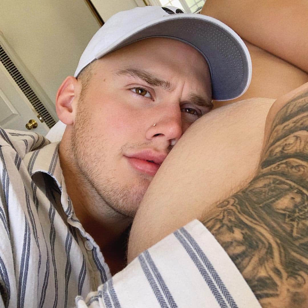 ブランドン・シェイアのインスタグラム：「My 🍑」