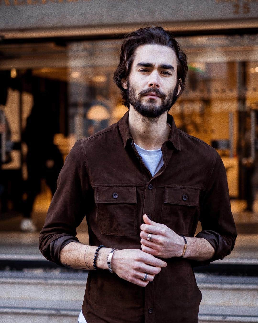 NICOLAS SIMOESのインスタグラム：「Discovered the beautiful @johnhardyjewelry collection yesterday! Excited to show you my selection as a jewellery addict 😍#MadeForLegends #JohnHardy」