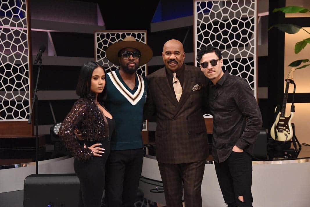 ワイクリフ・ジョンのインスタグラム：「Thank you @stevetvshow for supporting ‘Wyclef Goes Back To School’ 🙏🏿 We had a great time! Warriors check out the episode on www.Stevetv.com 🙏🏿🔥 @iamsteveharveytv @headsmusic @jeremytorresmusic @jazzyamra @maddisays」
