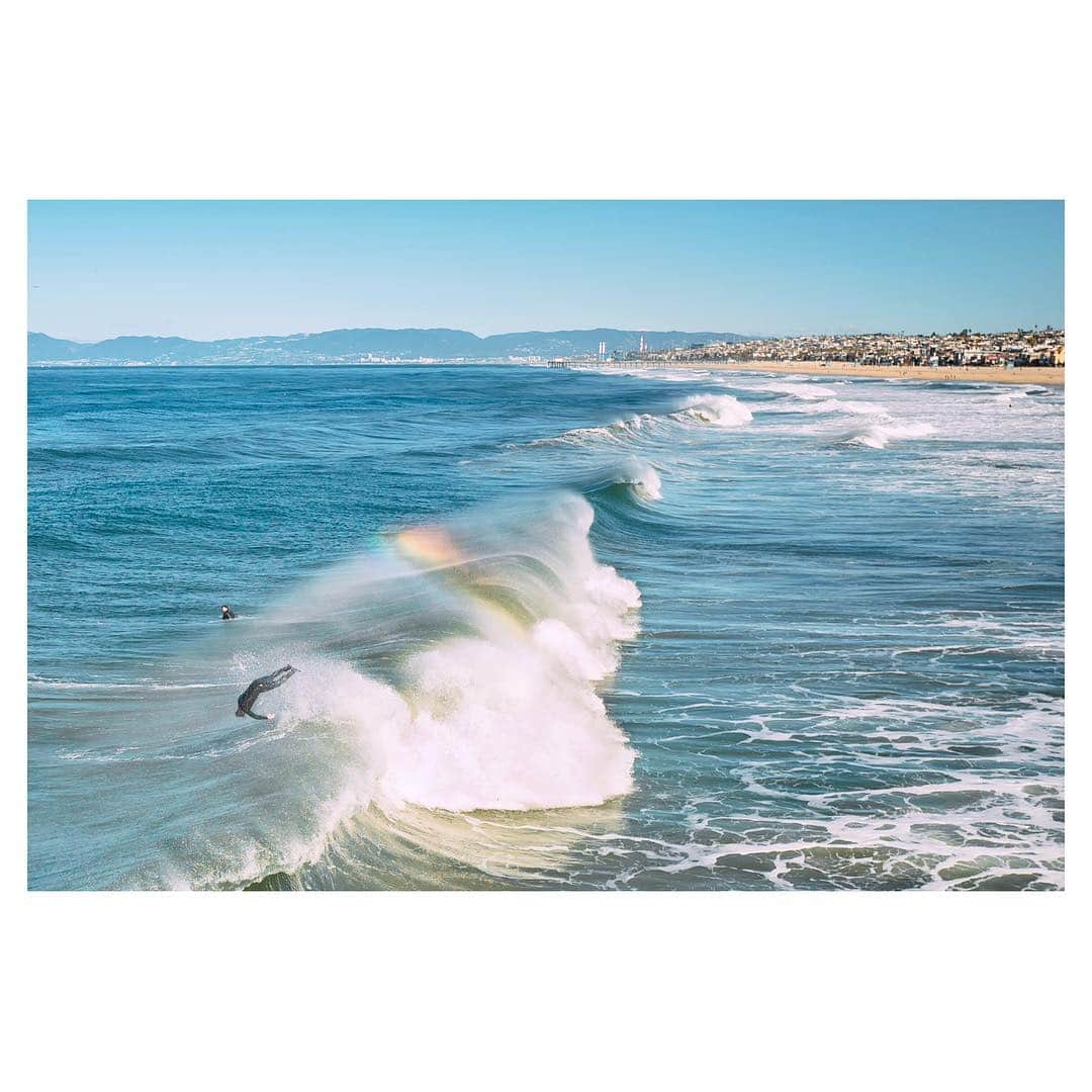Pete Halvorsenさんのインスタグラム写真 - (Pete HalvorsenInstagram)「I shot this photo yesterday, was excited to share it on Instagram w/ a witty caption about 🌈🍀Lucky charms or "diving for gold at the end of the rainbow". But then Instagram was broken, so like many of you...I spent time testing my internet, logging out and logging back in then gave up and turned to Twitter. I posted this photo and asked for captions, received quite a few and we had a good time with some laughs...but now I'm back here with my Instafriends who probably won't see this in their feed for a few days.  Oh my daughter thought the rainbow looked photoshopped, so I told her I'd post a video on IG Stories of the offshore rainbows that were happening to put people's minds at ease.  Hermosa Beach, CA Leica Q1」3月15日 4時46分 - petehalvorsen