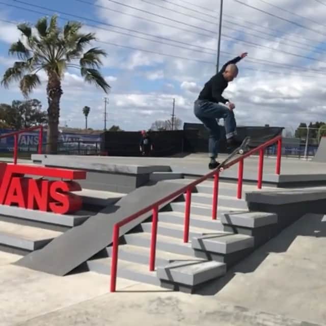 オルタモントのインスタグラム：「@dakotaservold w/ a textbook front blunt in the new A/999 📕 // 📹: @sk8camkilla // #DefineYourDecade #CFADC」
